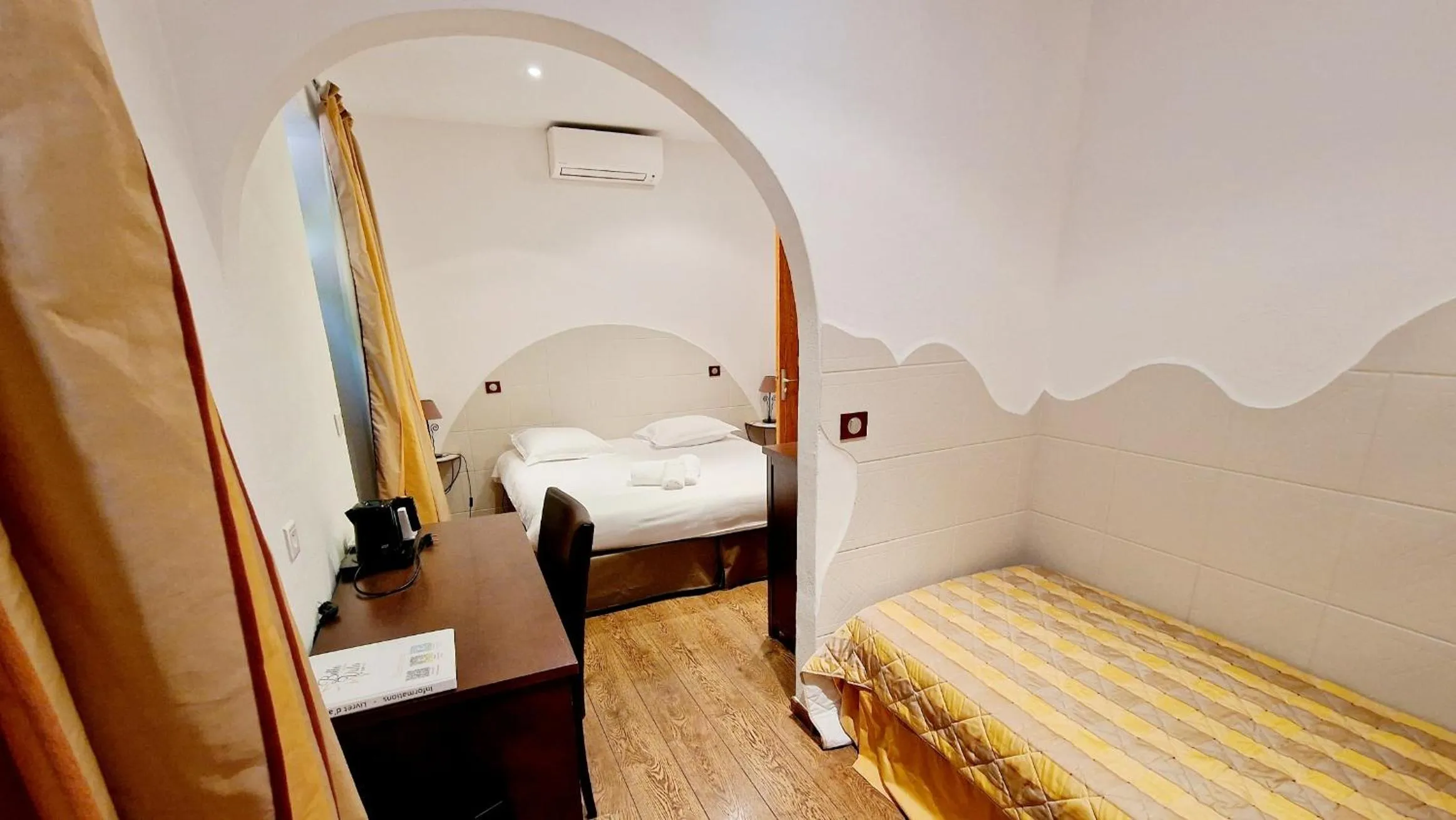 Bed in Hôtel Bella Vista