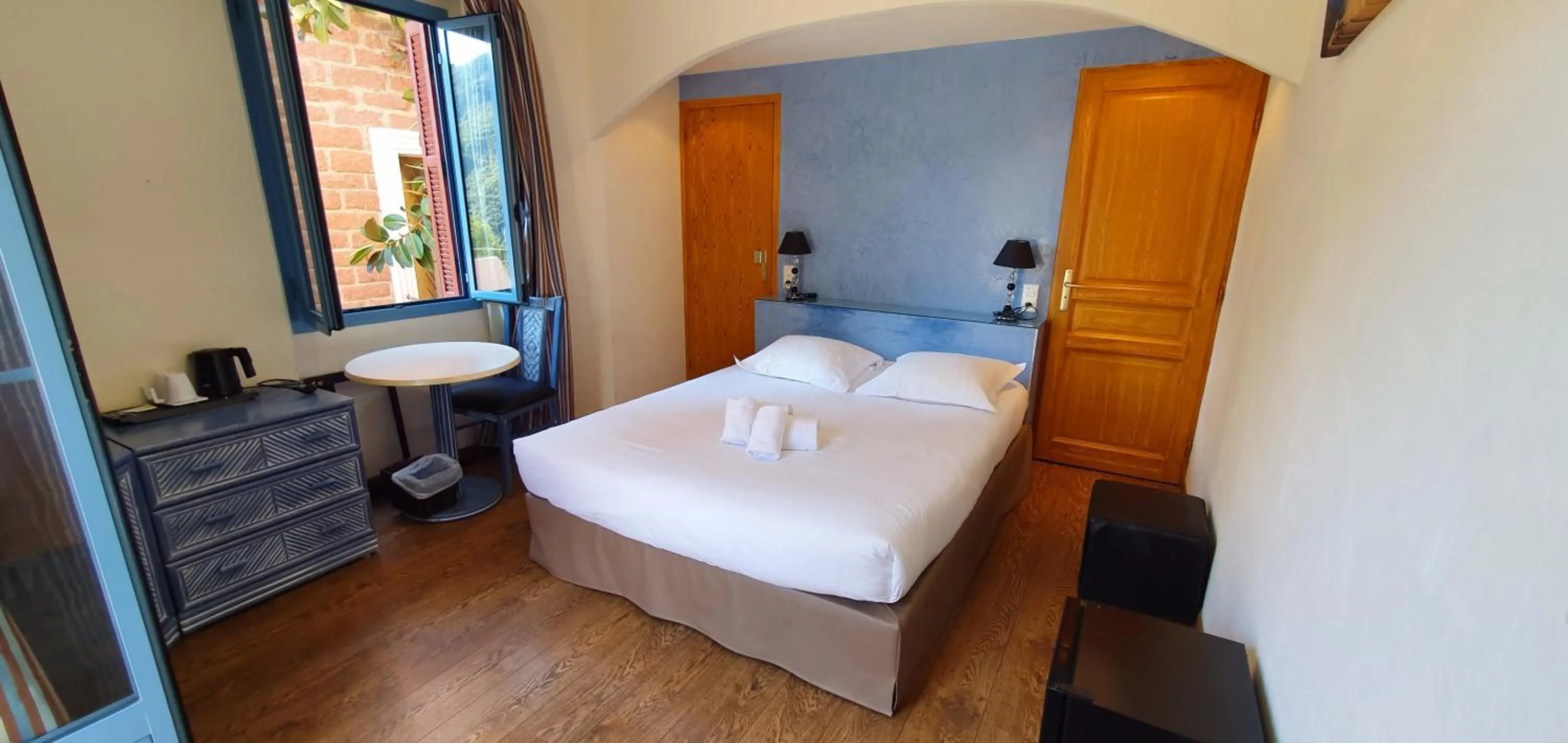 Bed in Hôtel Bella Vista