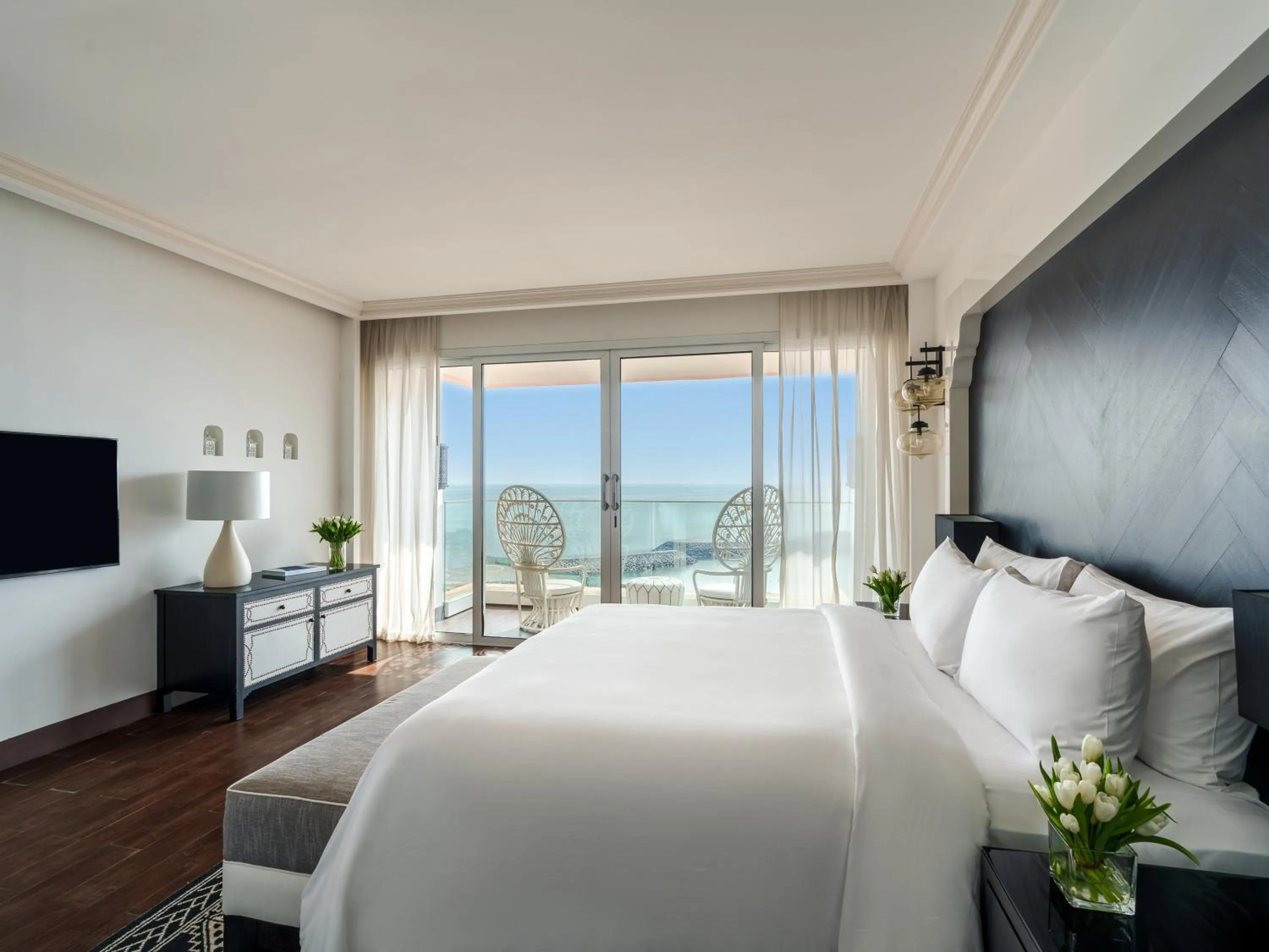 Bedroom, Bed in Fairmont Fujairah Beach Resort