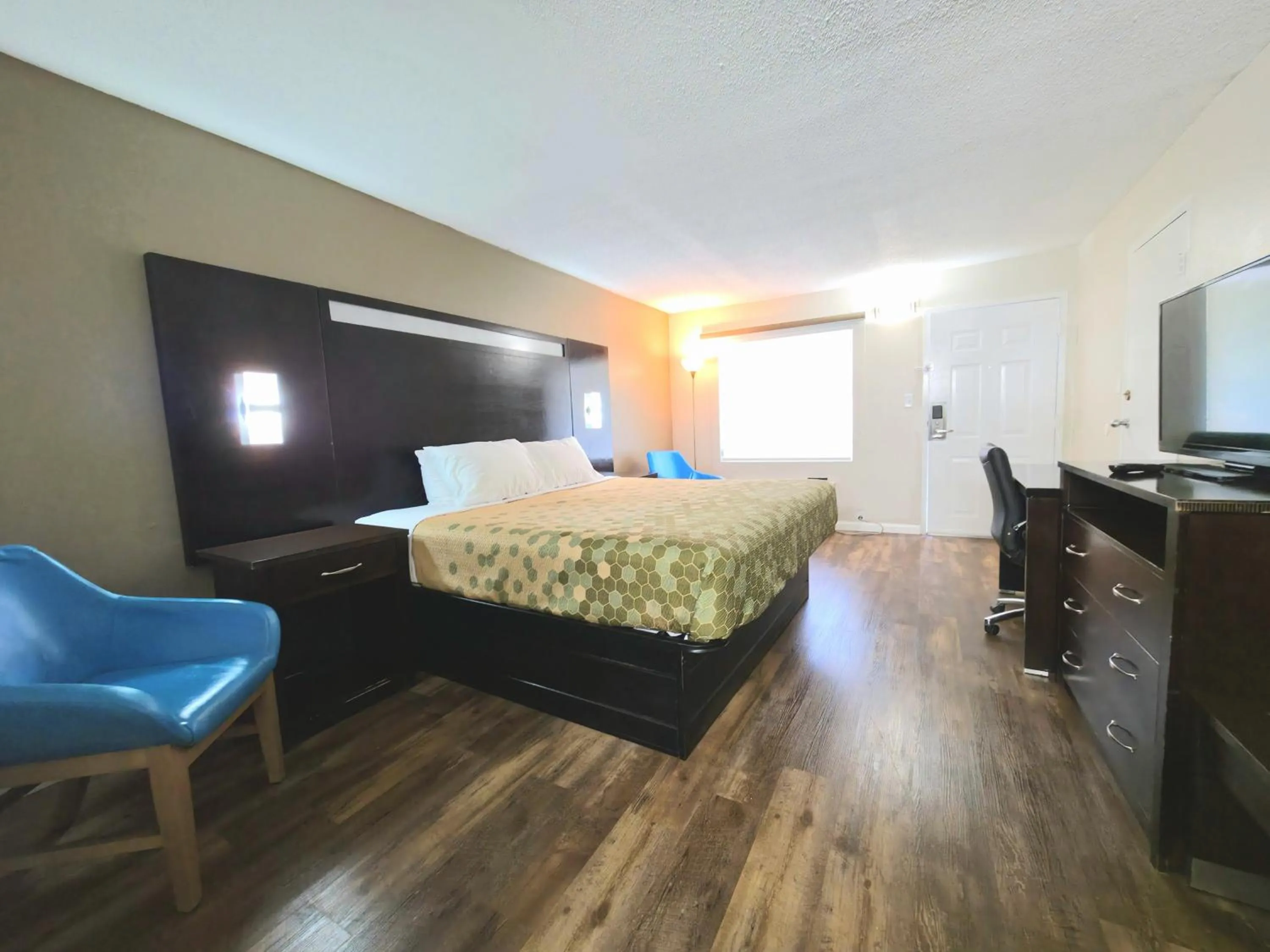 Photo of the whole room, Bed in Econo Lodge Lavonia