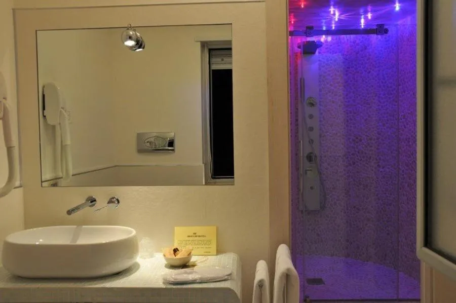 Shower in I Rocchi Hotel