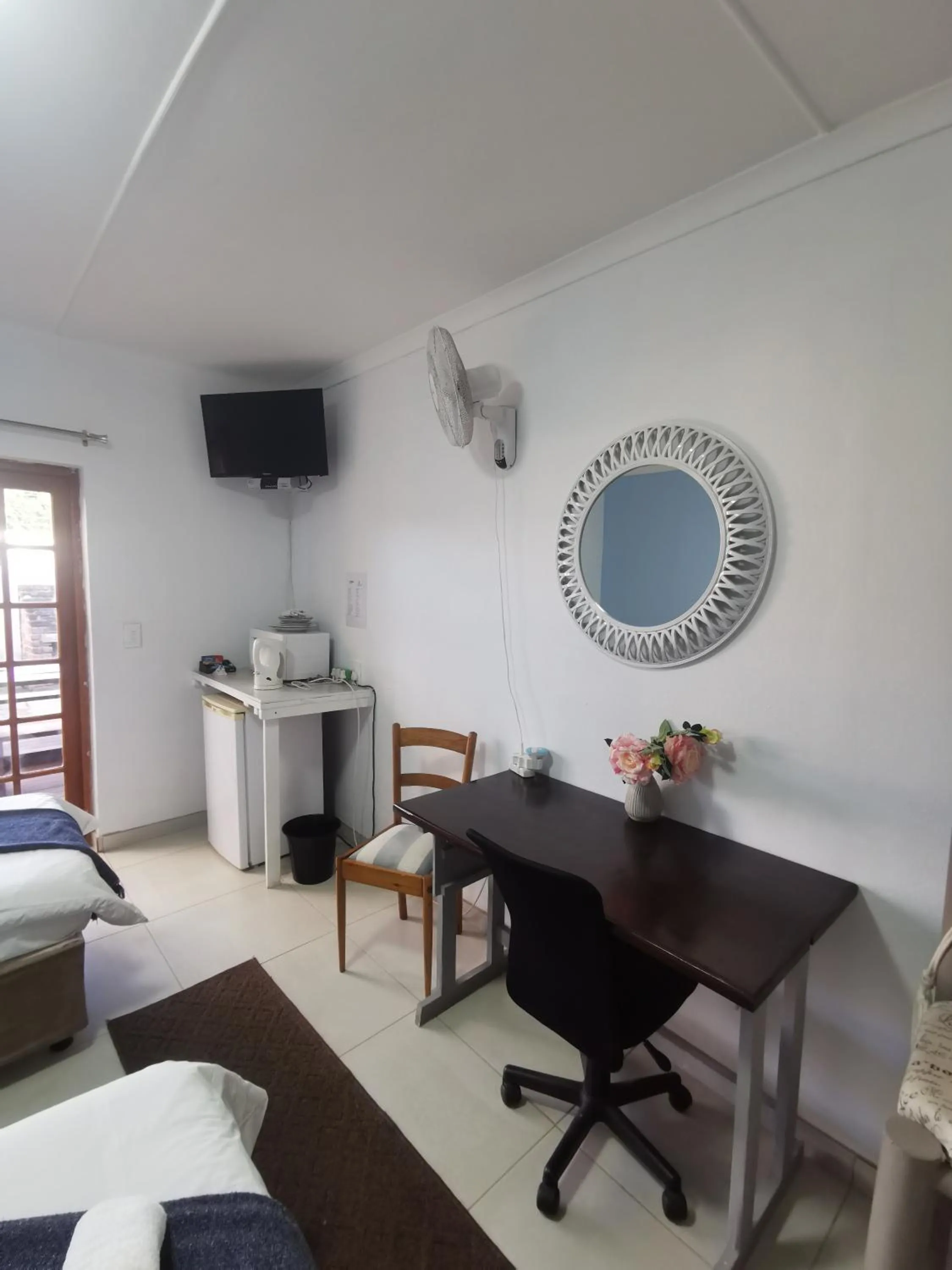 TV and multimedia, Bed in The Birdhouse Bed & Breakfast #NO Loadshedding #Solar Energy