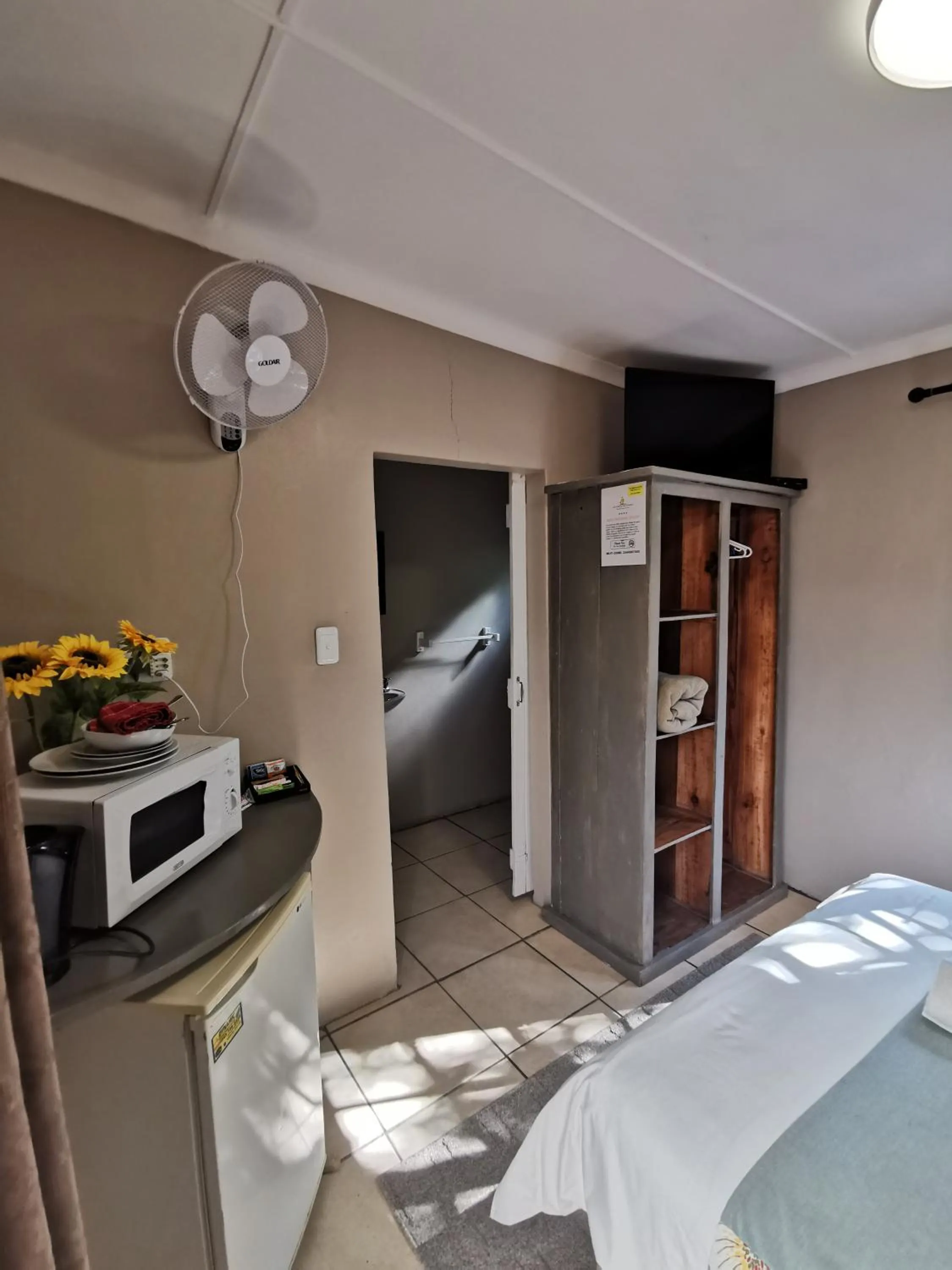 TV and multimedia, Bed in The Birdhouse Bed & Breakfast #NO Loadshedding #Solar Energy