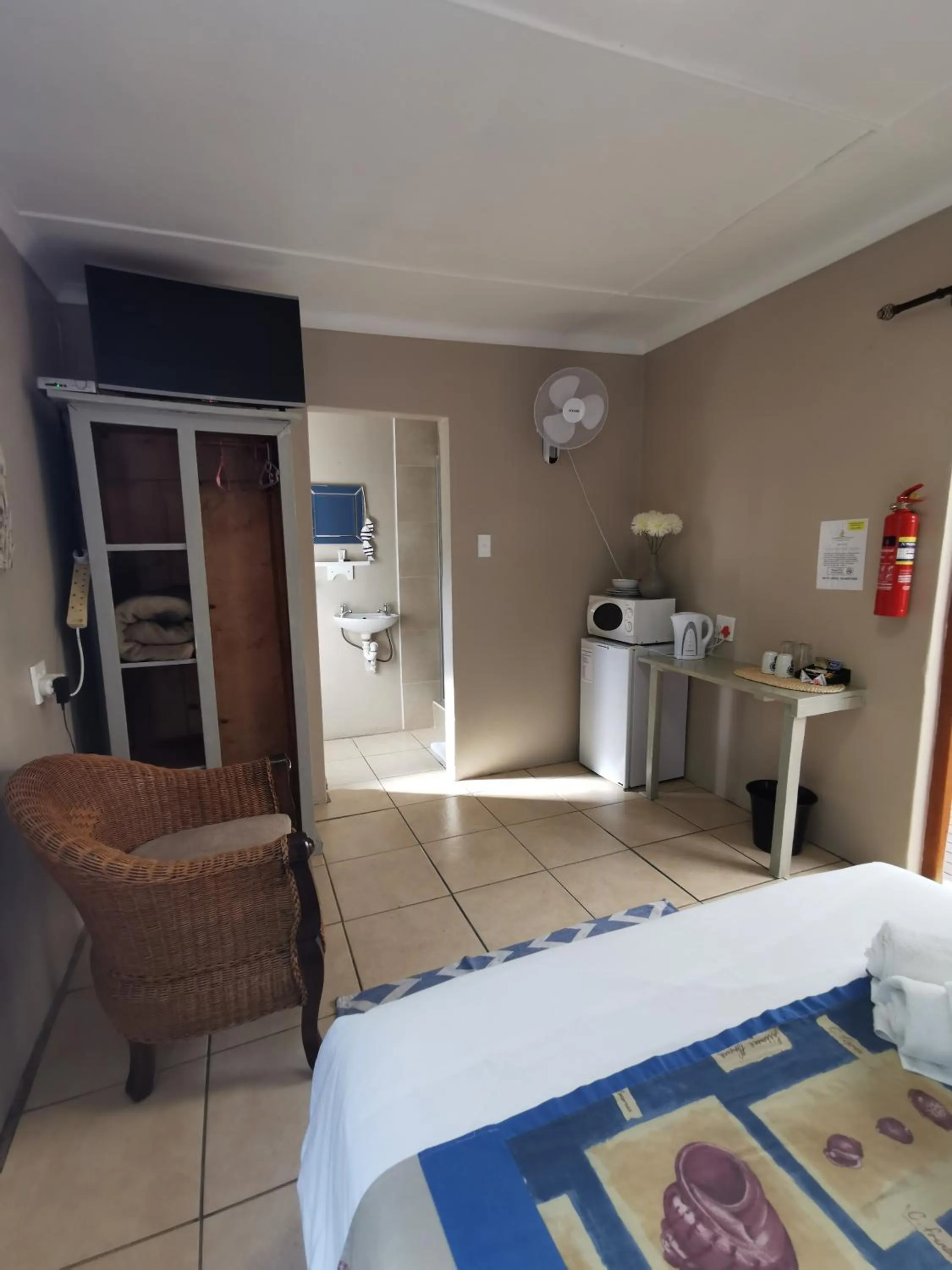 Coffee/tea facilities, Bed in The Birdhouse Bed & Breakfast #NO Loadshedding #Solar Energy