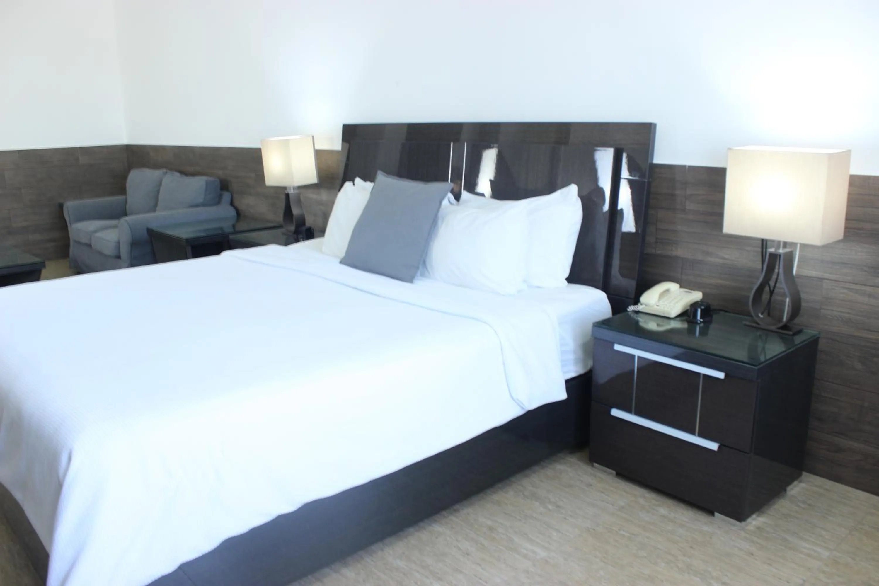 Bedroom, Bed in Beverly Hills: Hotel and Business