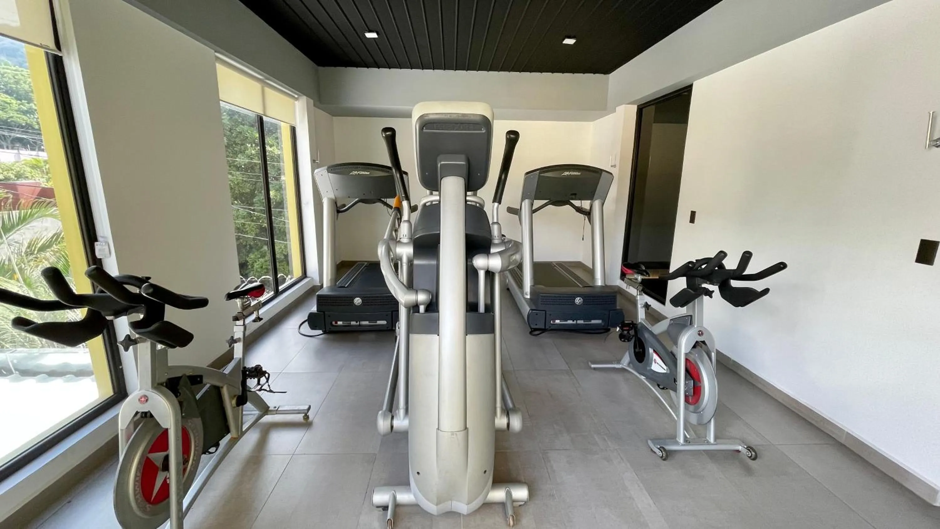 Fitness centre/facilities in Beverly Hills: Hotel and Business