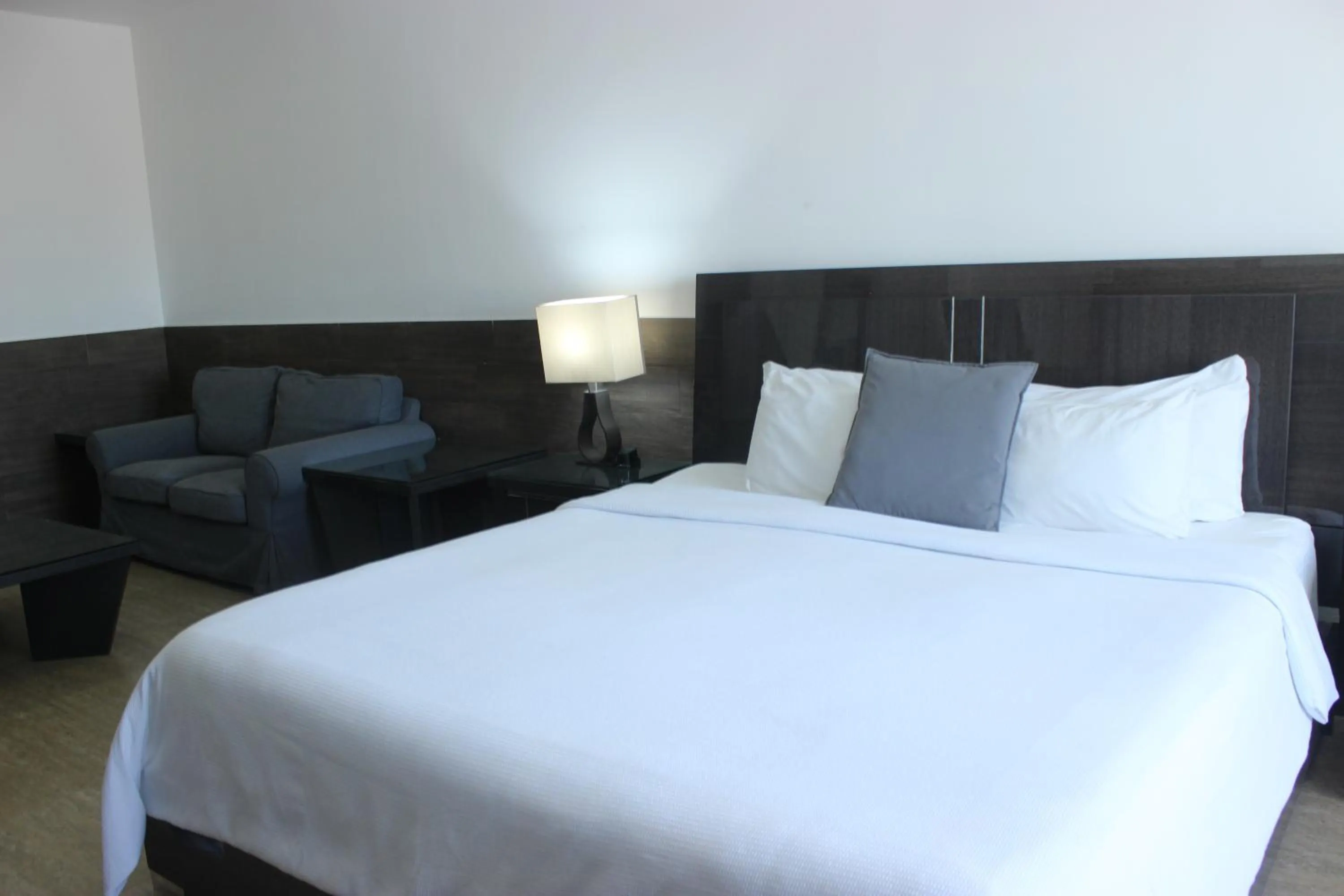 Bedroom, Bed in Beverly Hills: Hotel and Business