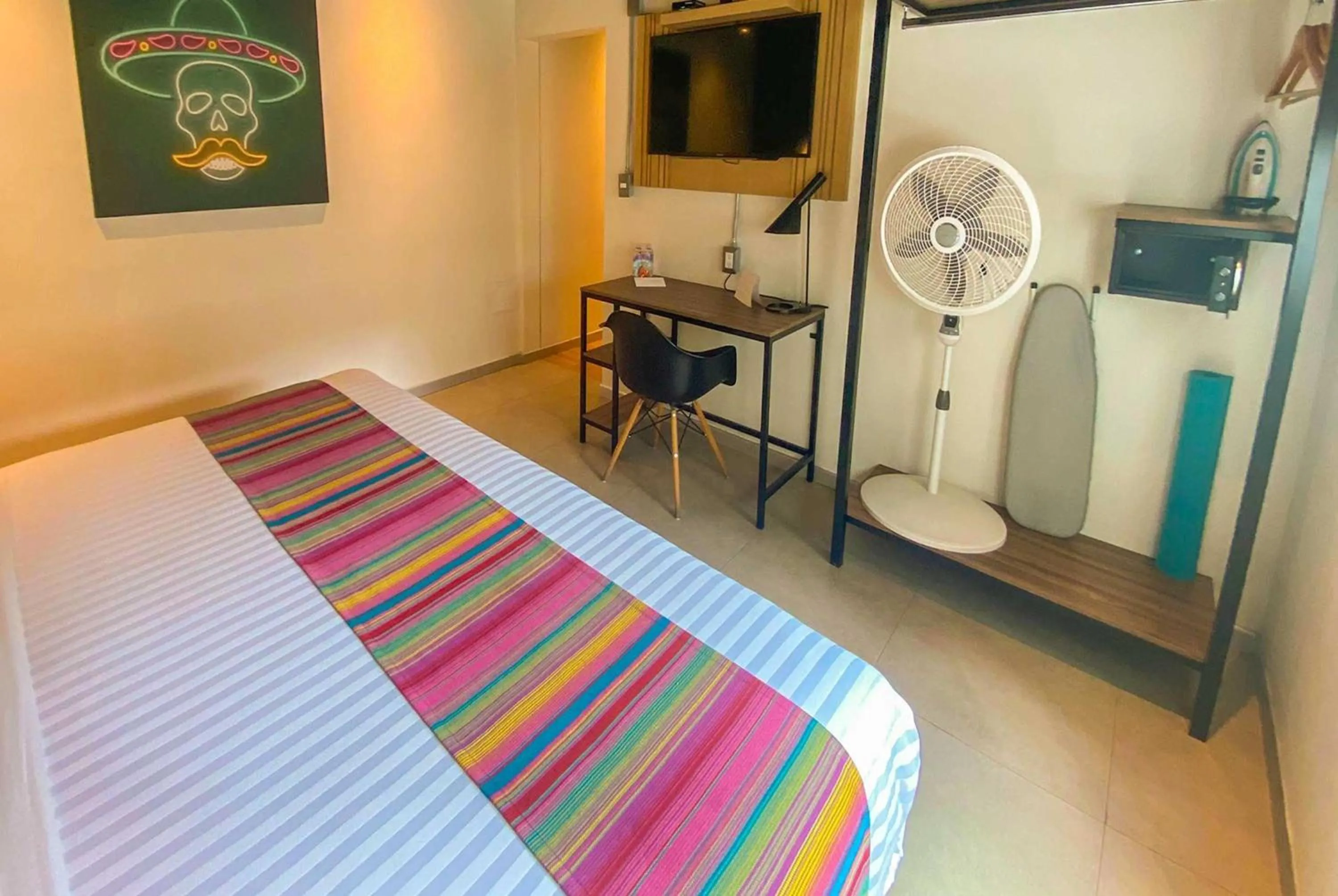 Photo of the whole room, Bed in Hotel Estancias VIVE MX wtc CDMX, Trademark by Wyndham