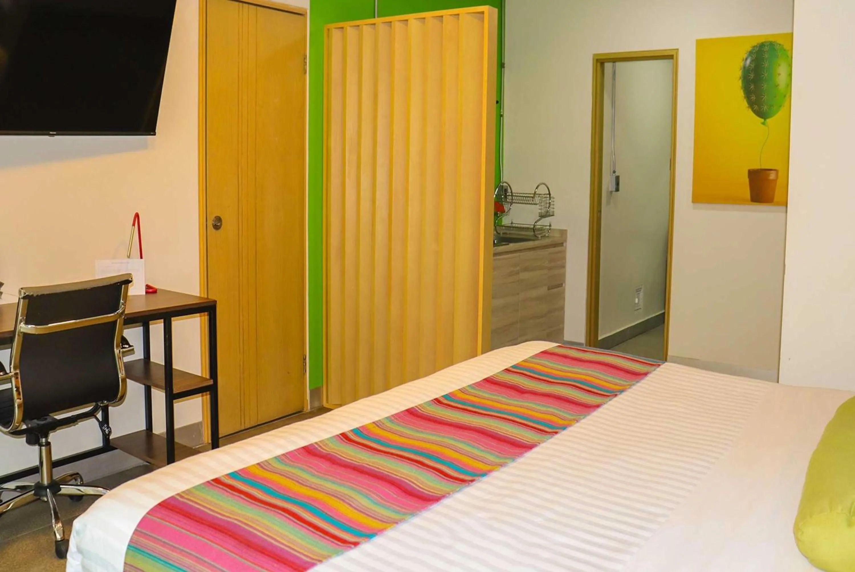 Photo of the whole room, Bed in Hotel Estancias VIVE MX wtc CDMX, Trademark by Wyndham