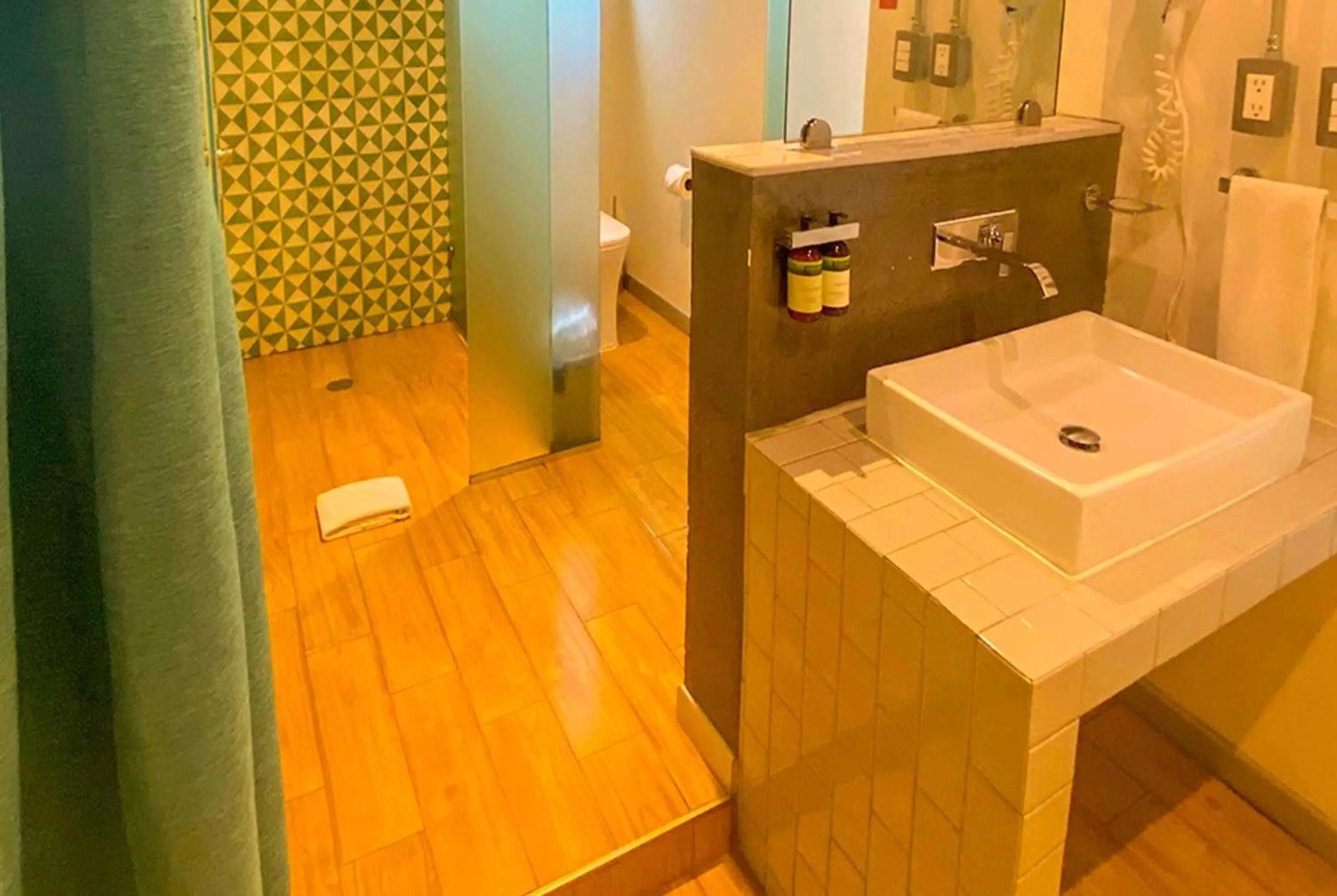 Bathroom in Hotel Estancias VIVE MX wtc CDMX, Trademark by Wyndham