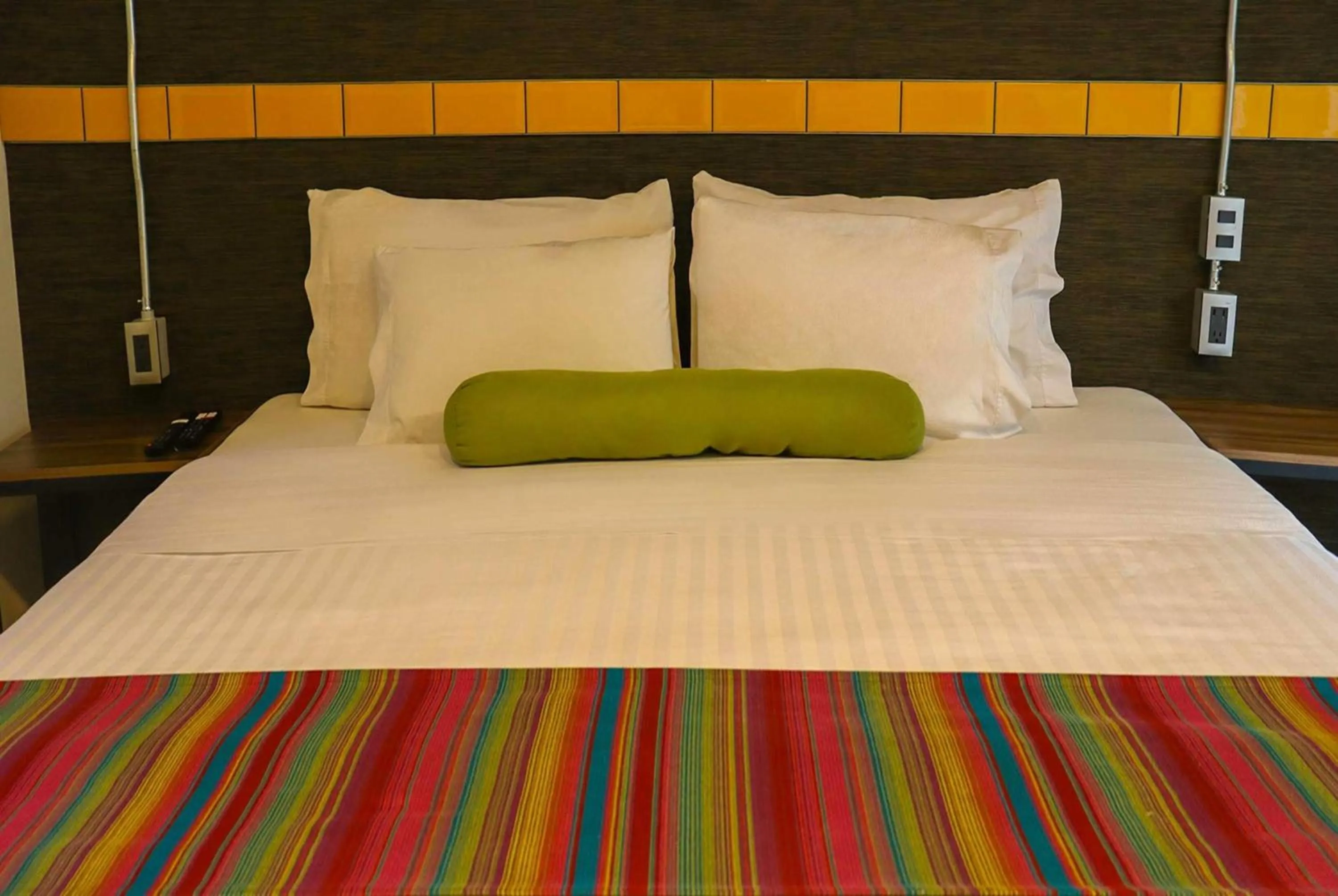 Photo of the whole room, Bed in Hotel Estancias VIVE MX wtc CDMX, Trademark by Wyndham