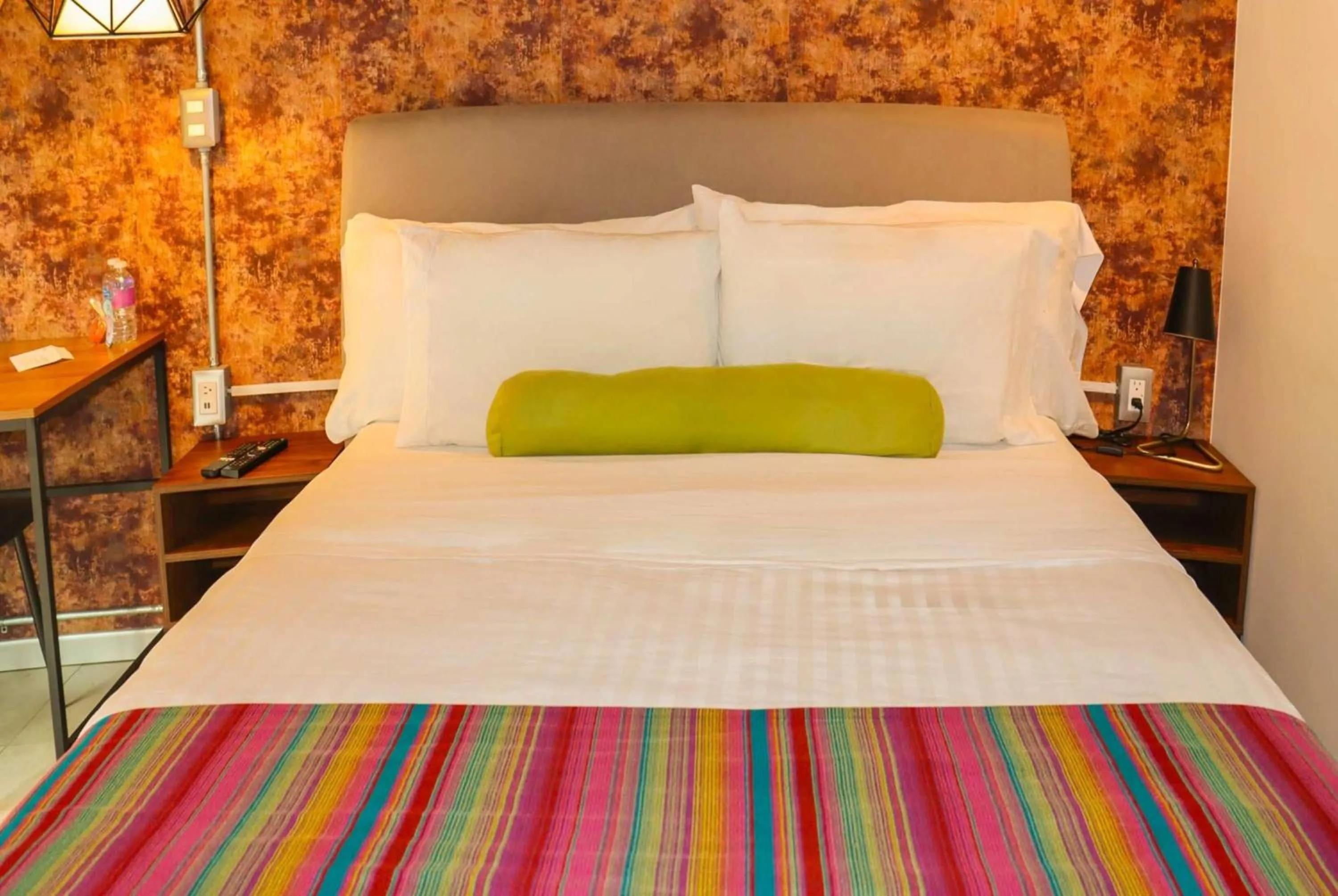 Photo of the whole room, Bed in Hotel Estancias VIVE MX wtc CDMX, Trademark by Wyndham