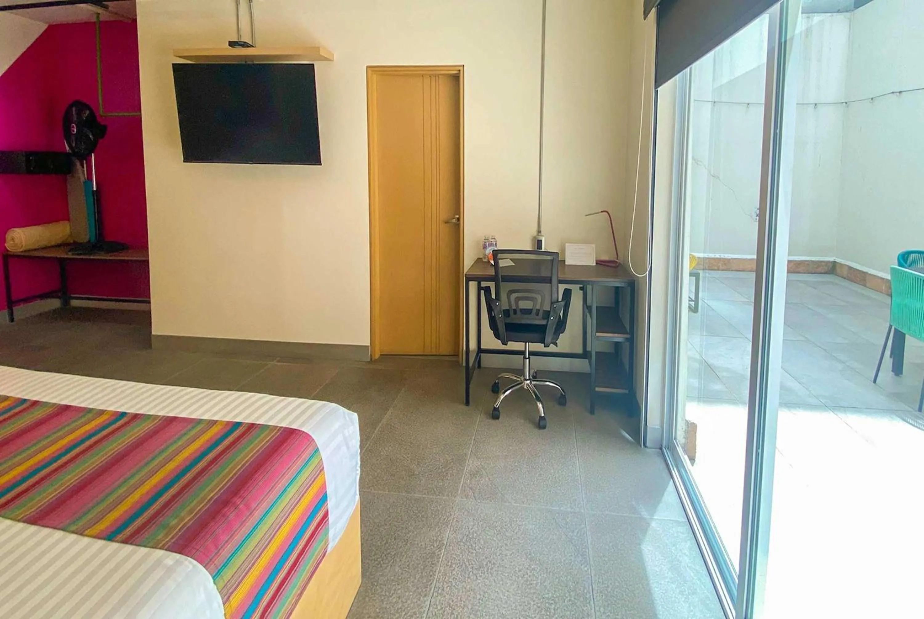 Photo of the whole room, Bed in Hotel Estancias VIVE MX wtc CDMX, Trademark by Wyndham