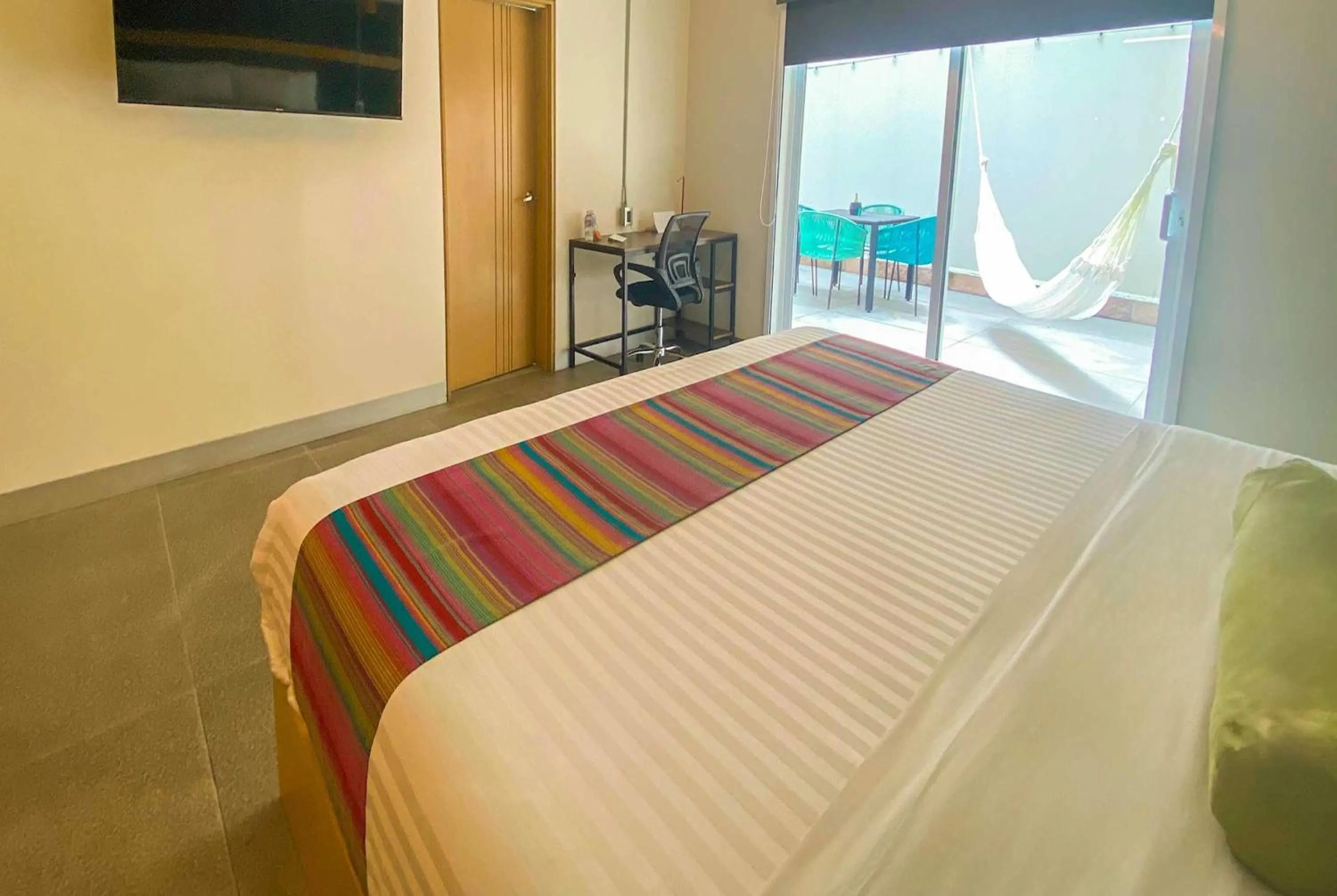 Photo of the whole room, Bed in Hotel Estancias VIVE MX wtc CDMX, Trademark by Wyndham