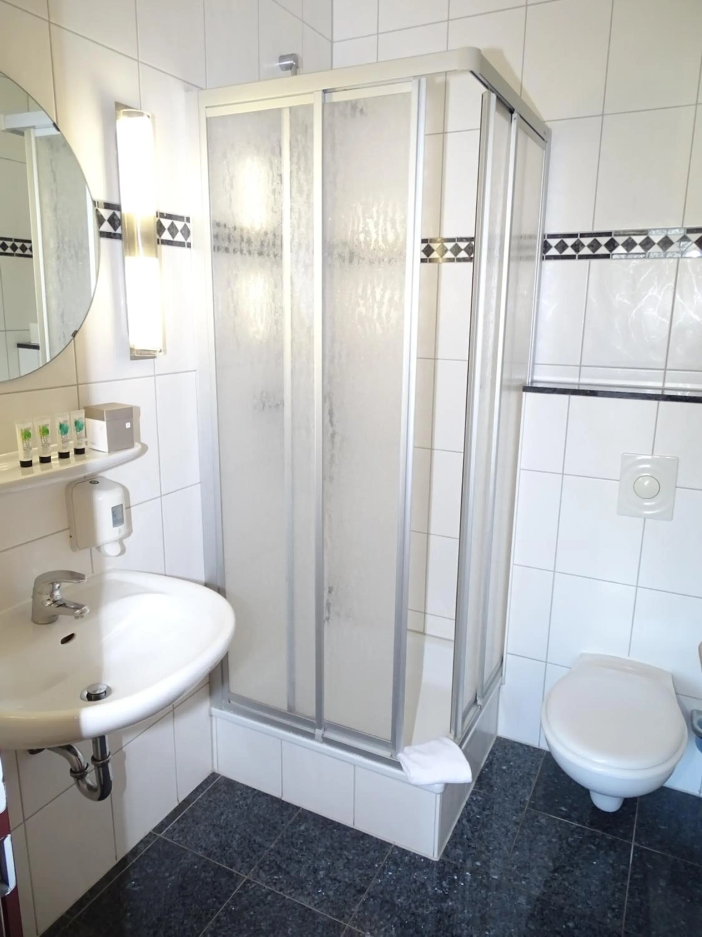 Shower in Hotel Weserschiffchen