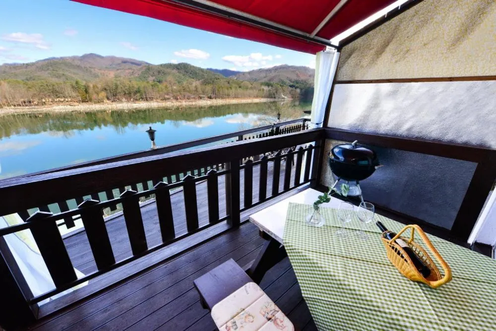 Moonlight Blue Pension