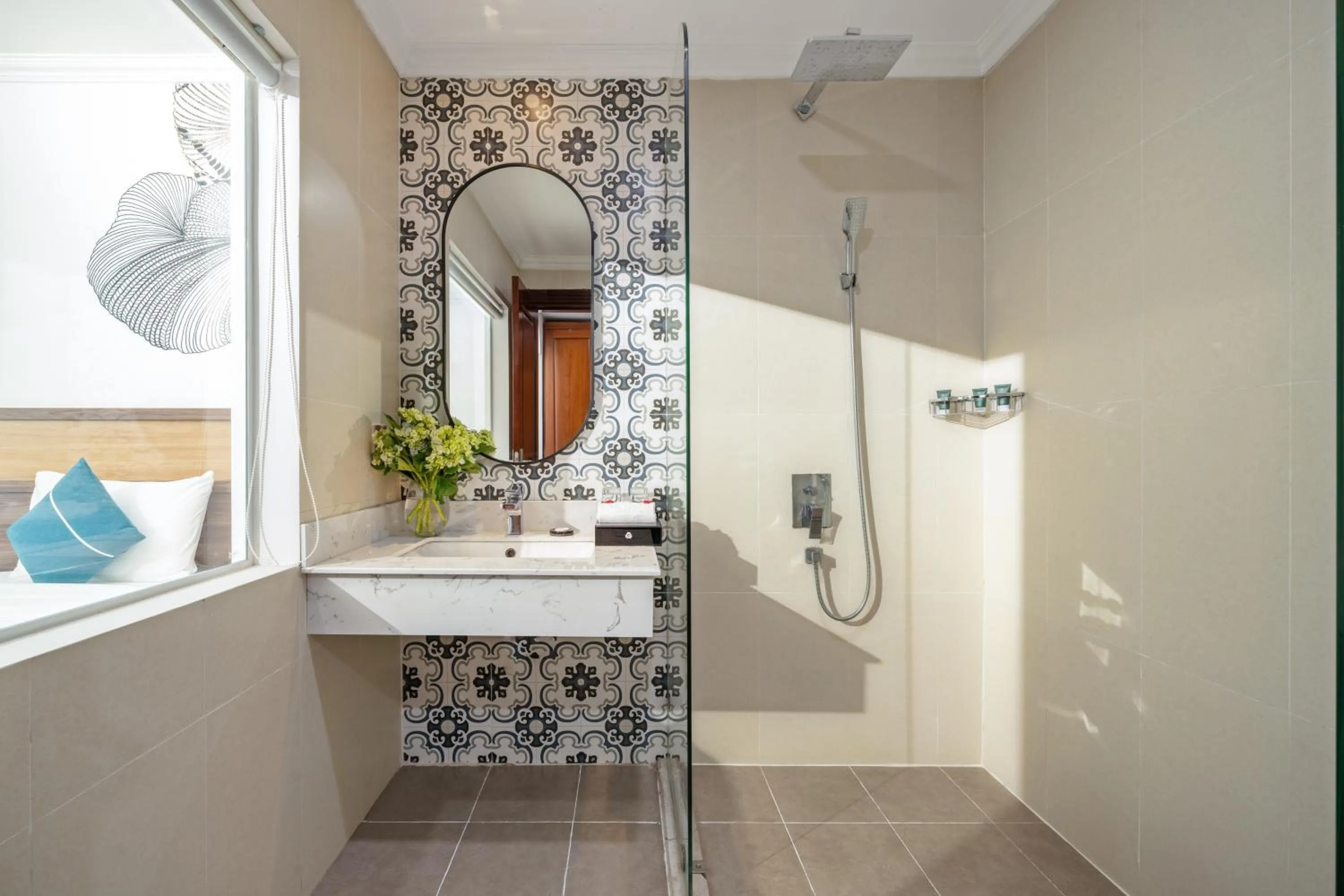 Shower in Paracel Beach Hotel