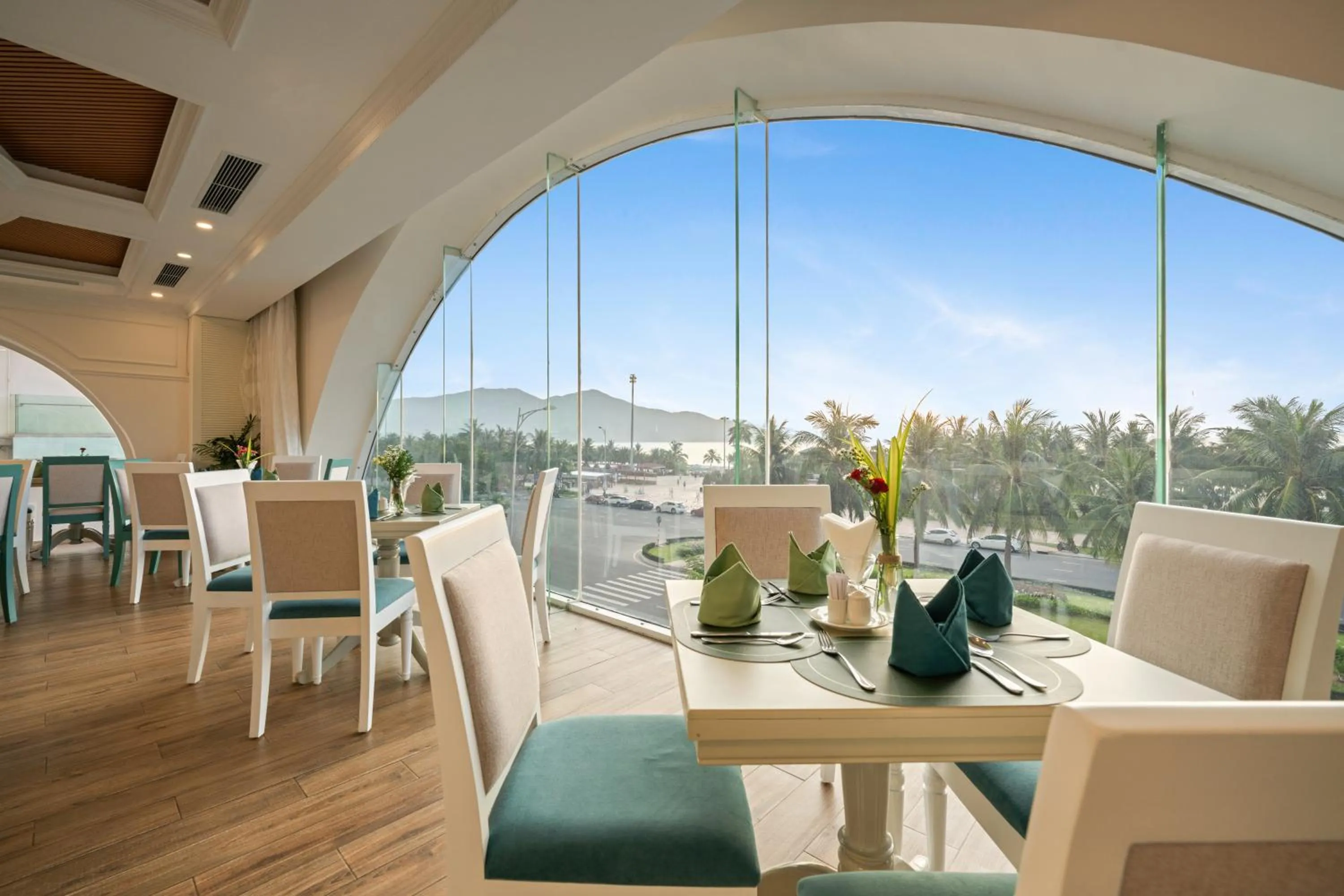 Restaurant/places to eat in Paracel Beach Hotel