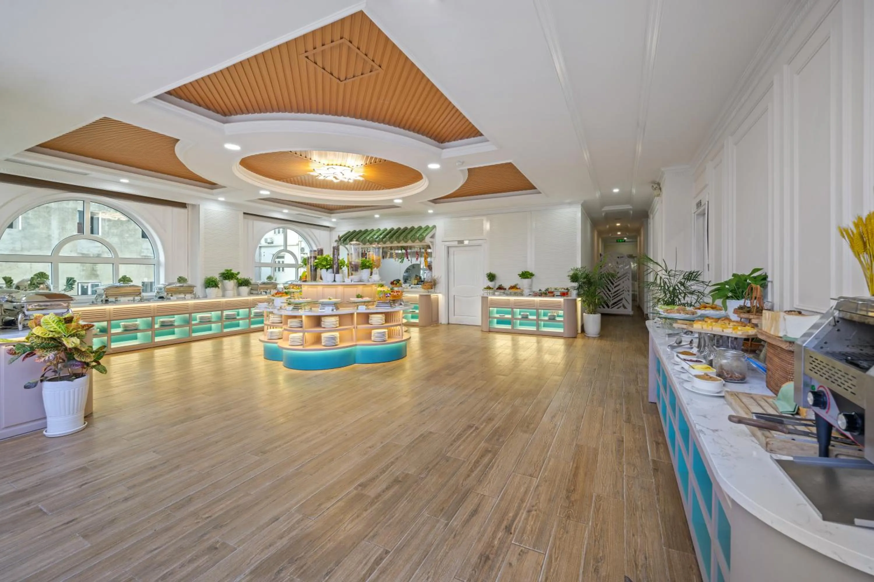 Restaurant/places to eat in Paracel Beach Hotel