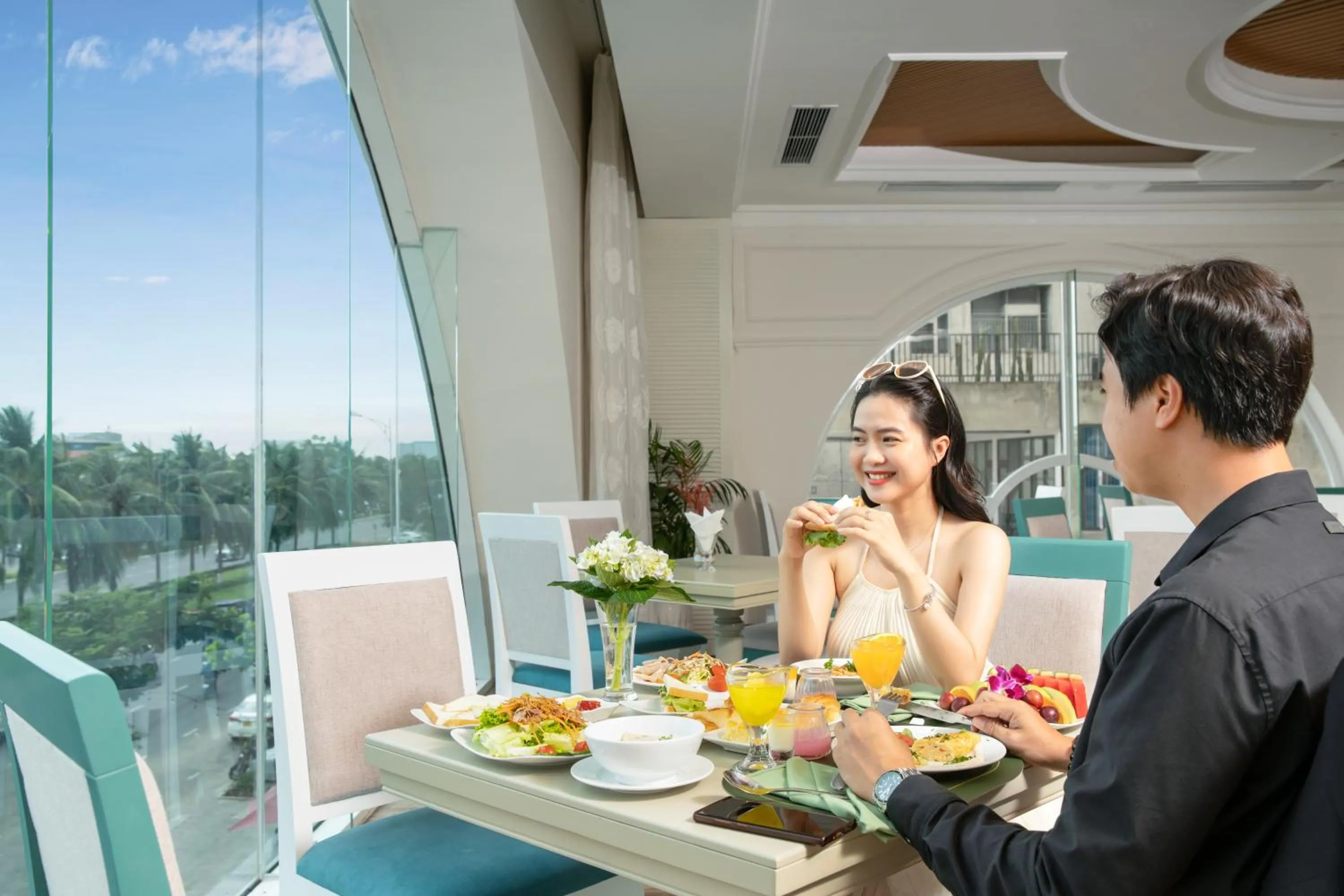 Restaurant/places to eat in Paracel Beach Hotel