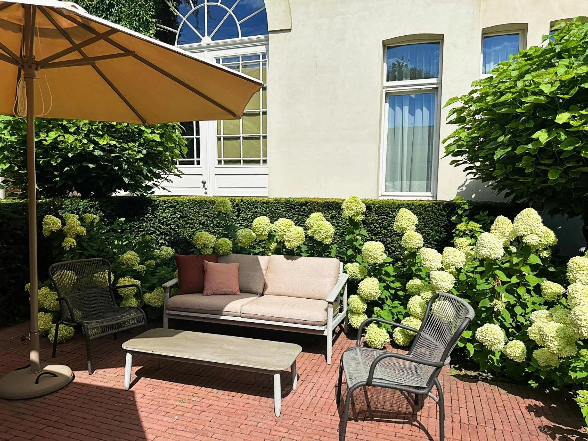 Inner courtyard view in Dukes' Arches Brugge - by Dukes' Hotel Collection