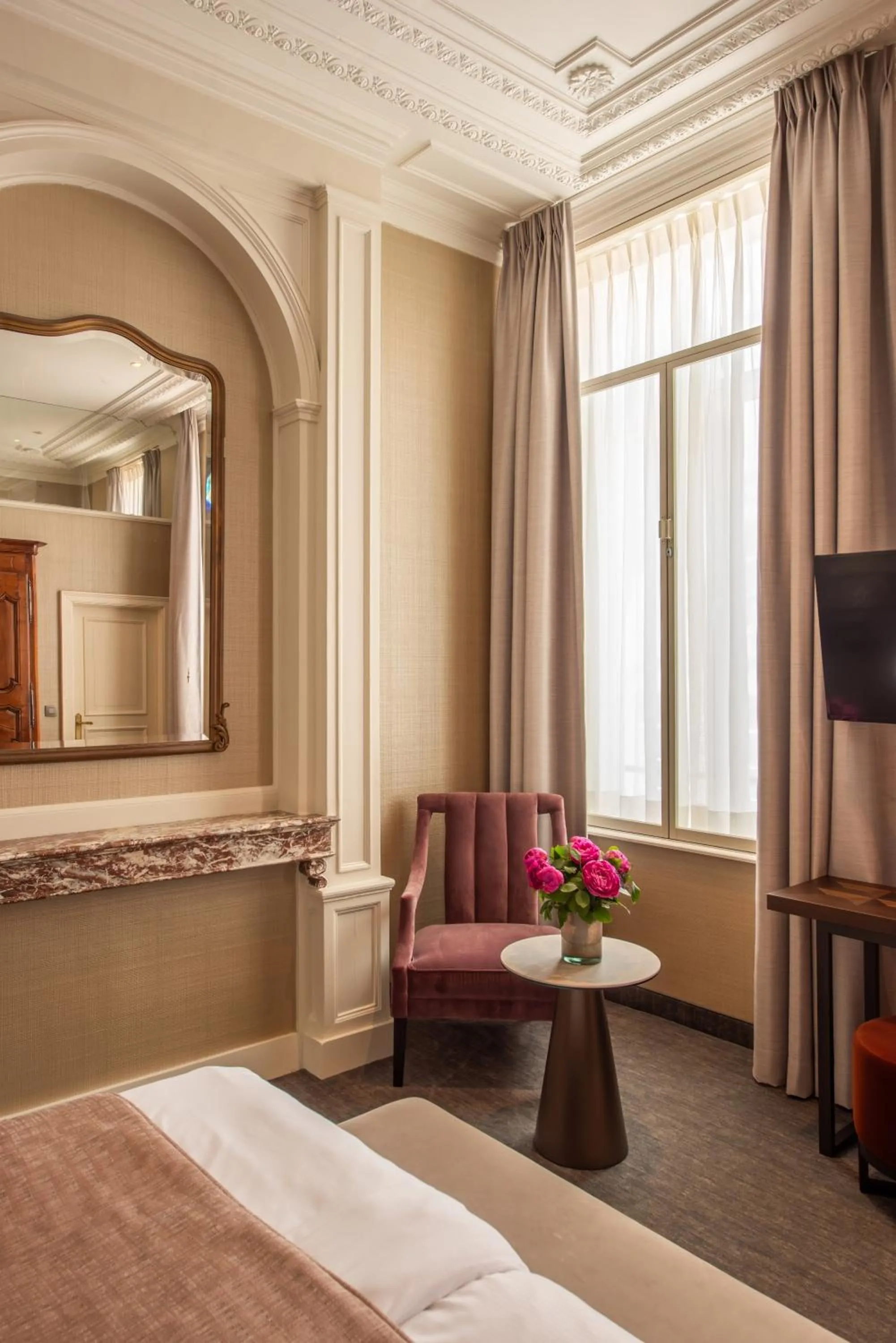 Seating area, Bed in Dukes' Arches Brugge - by Dukes' Hotel Collection