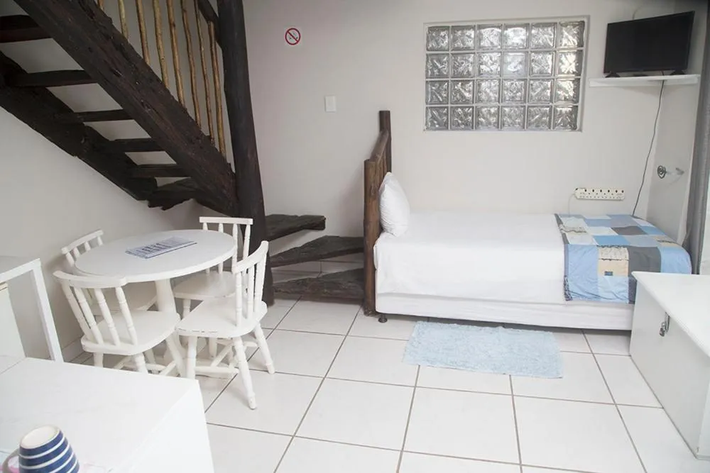 Bed in Ansteys Beach Self Catering Apartments
