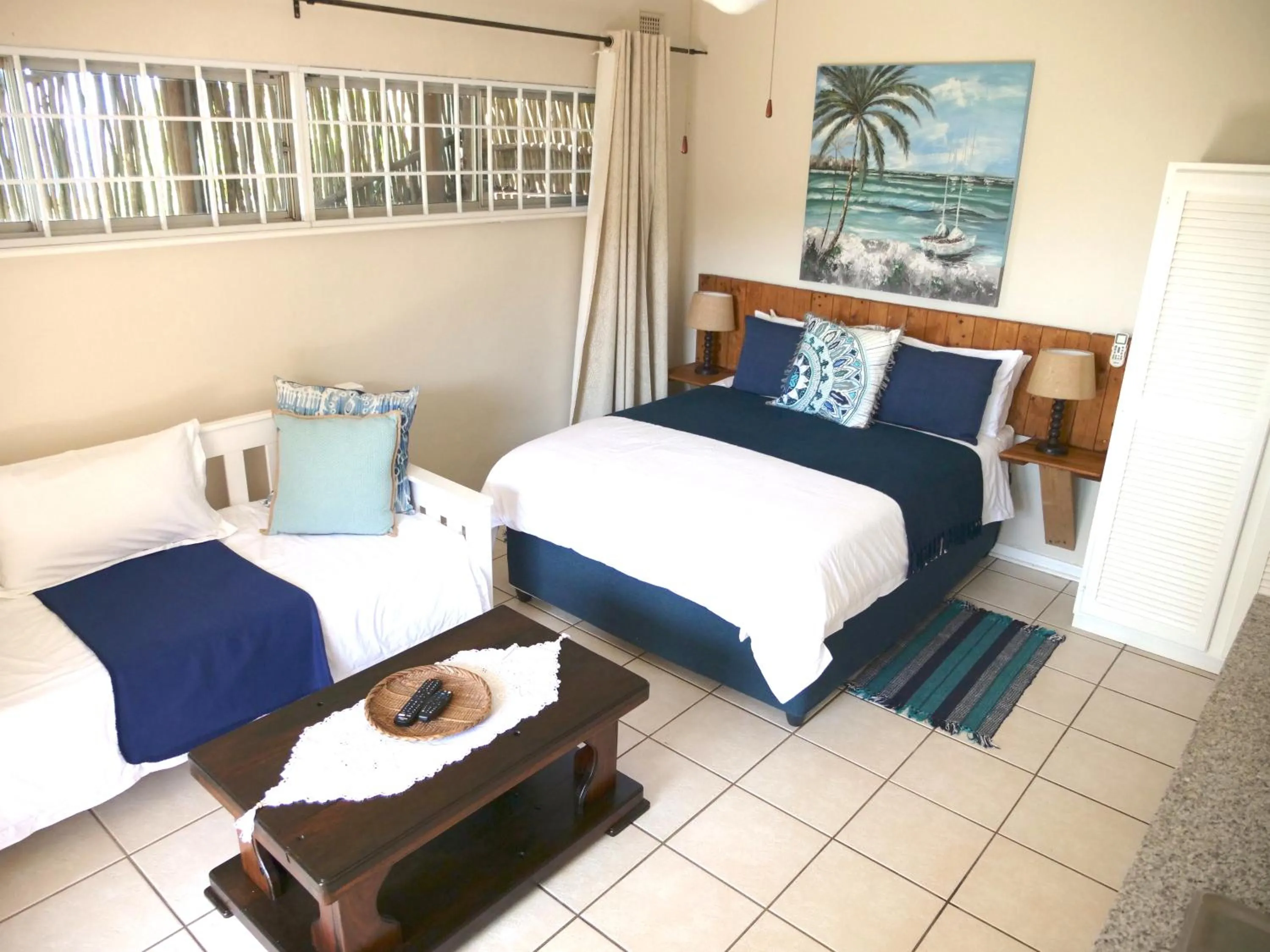 Bed in Ansteys Beach Self Catering Apartments