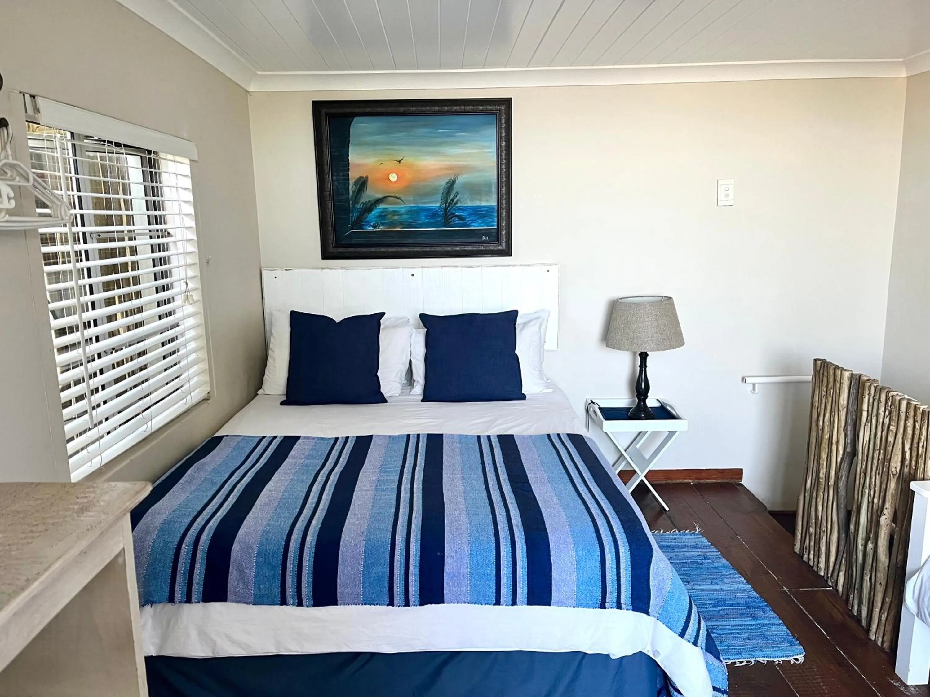 Bed in Ansteys Beach Self Catering Apartments
