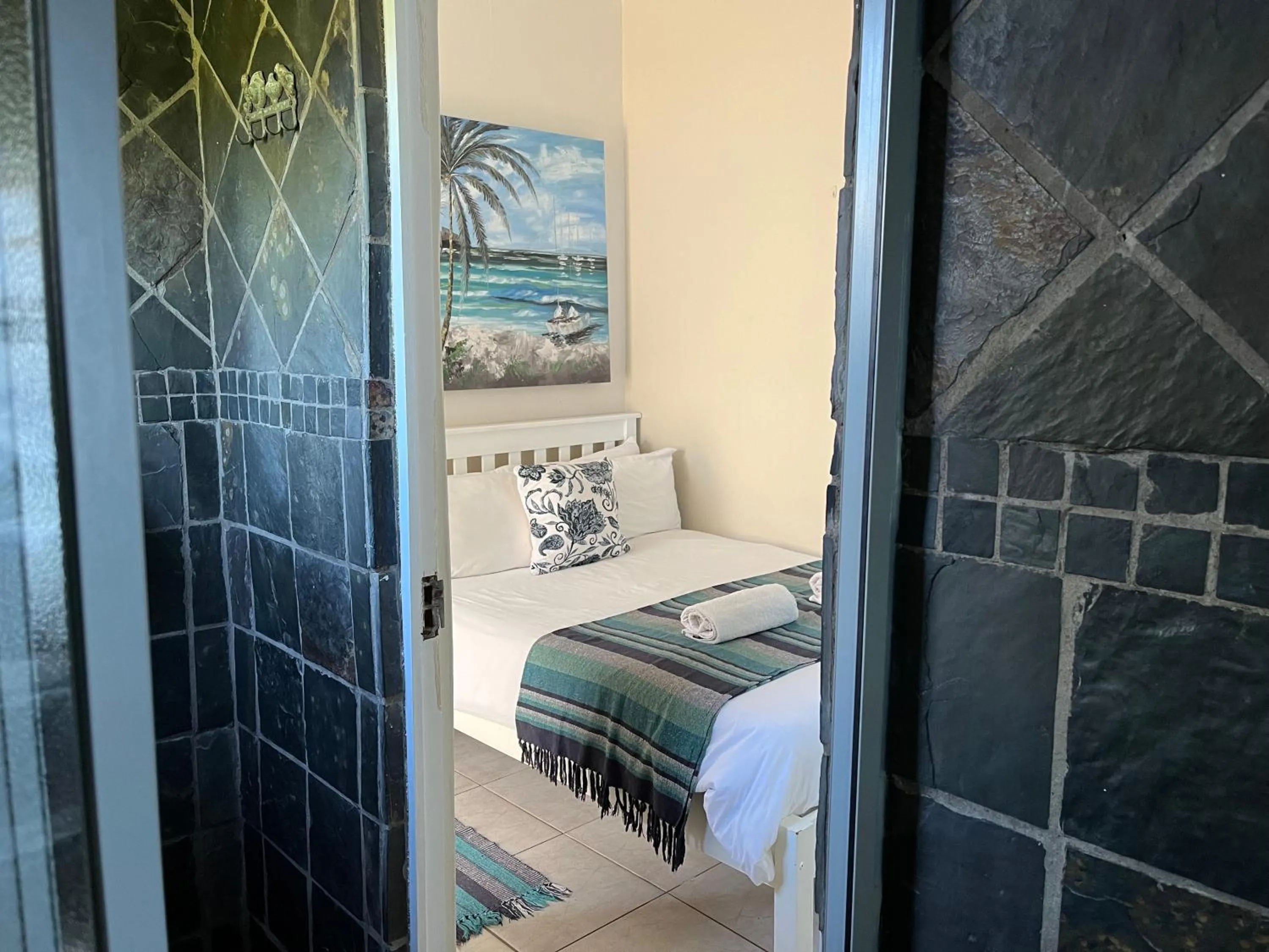 Bed in Ansteys Beach Self Catering Apartments