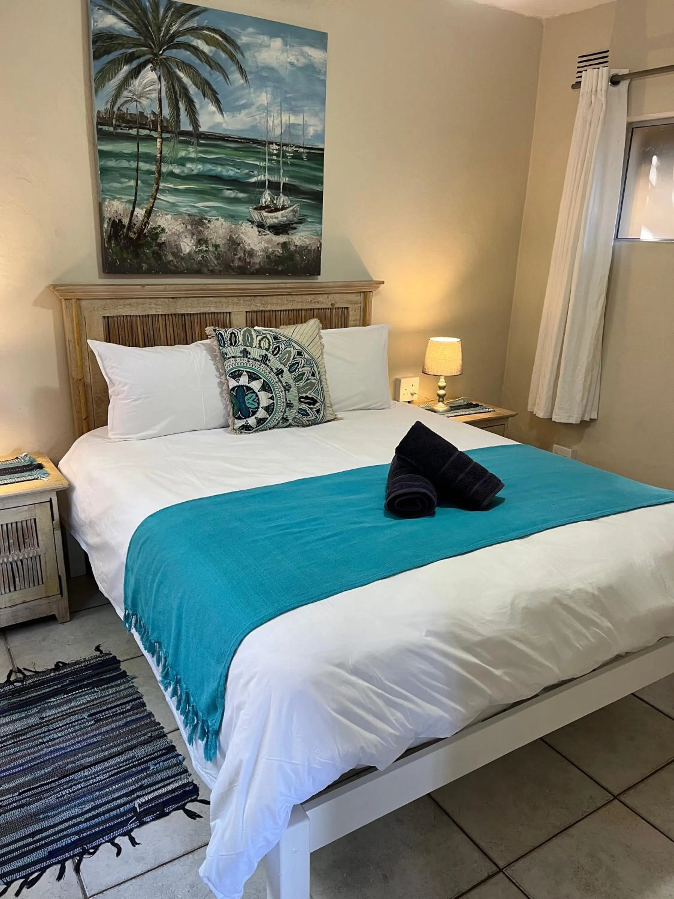 Bed in Ansteys Beach Self Catering Apartments