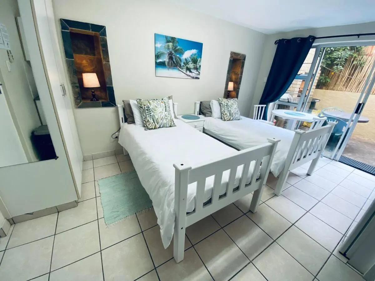 Bed in Ansteys Beach Self Catering Apartments