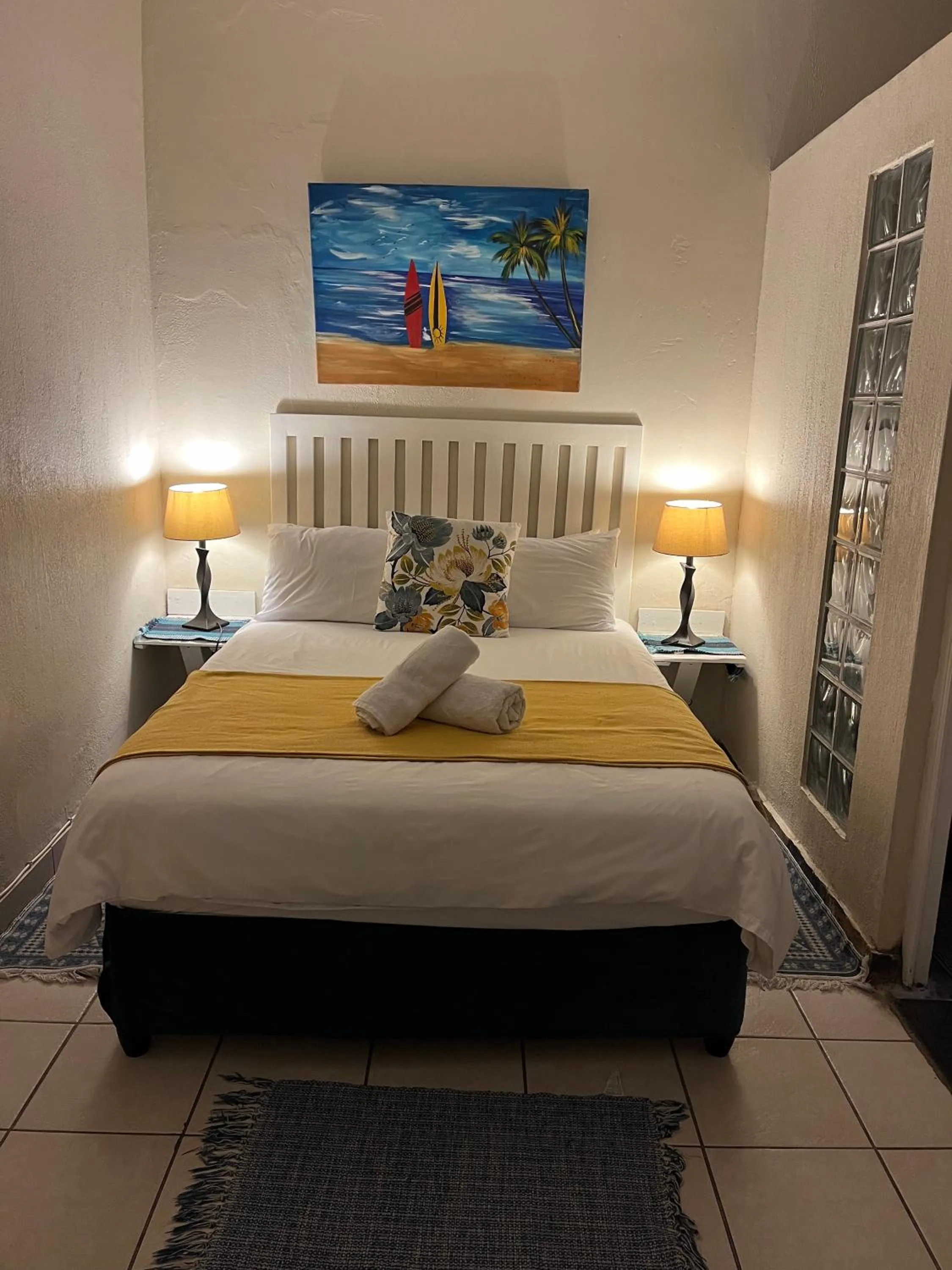 Bed in Ansteys Beach Self Catering Apartments