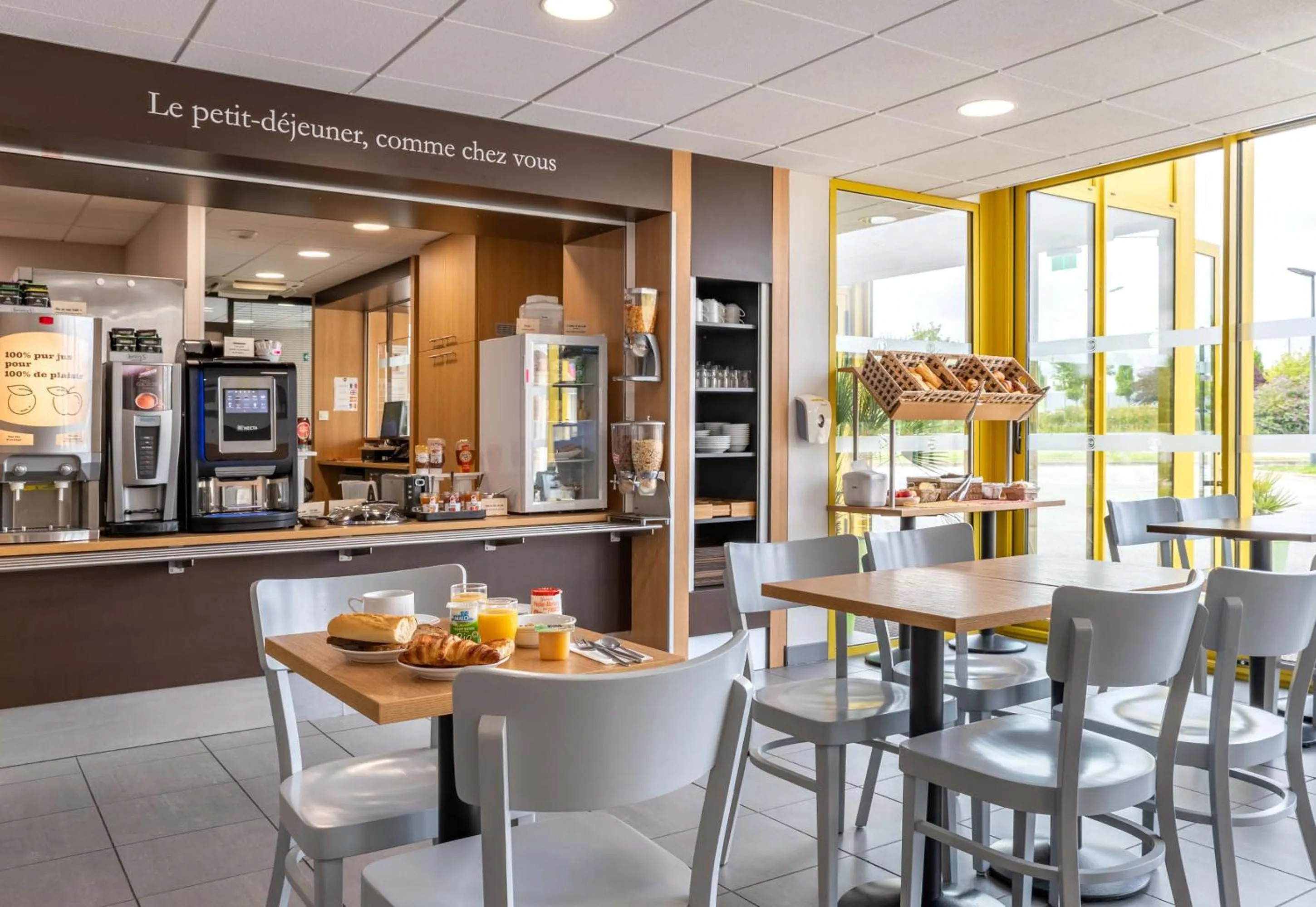 Restaurant/places to eat in B&B HOTEL Yvetot