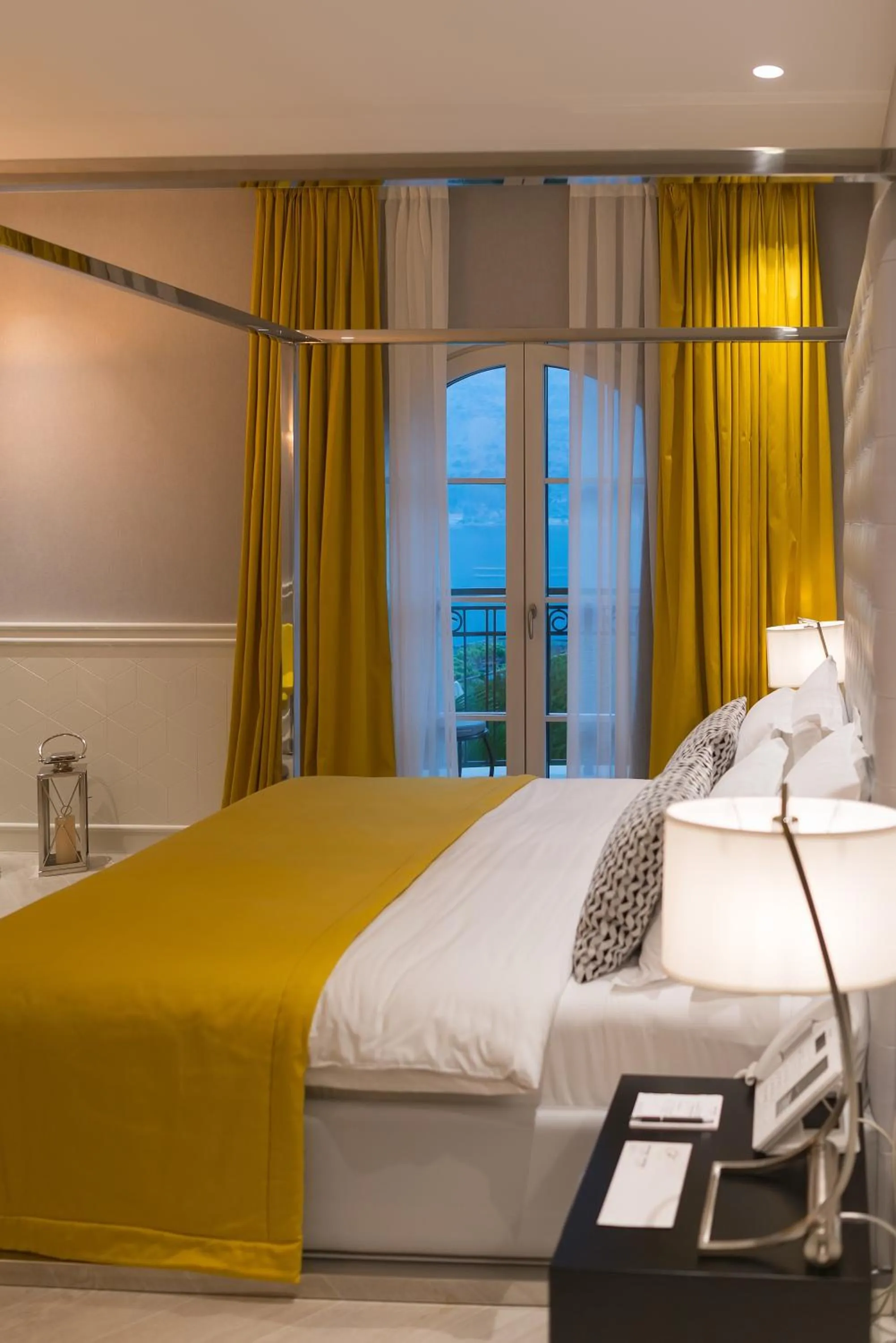 Balcony/Terrace, Bed in Hotel Forza Terra