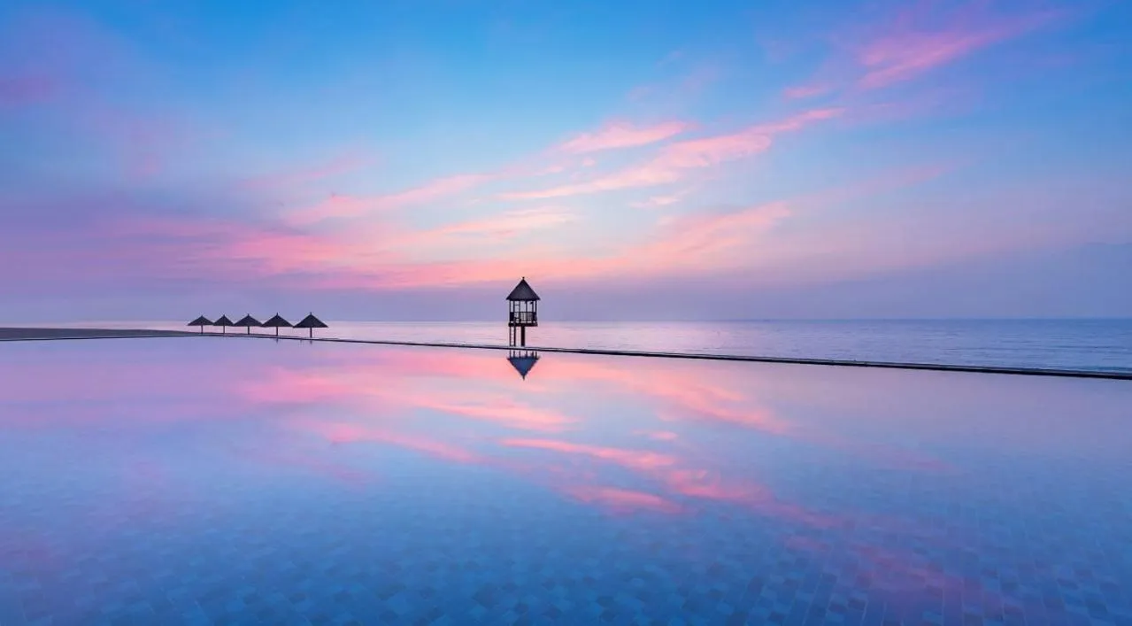 Swimming pool in Howard Johnson Sandalwoods Resort Huizhou
