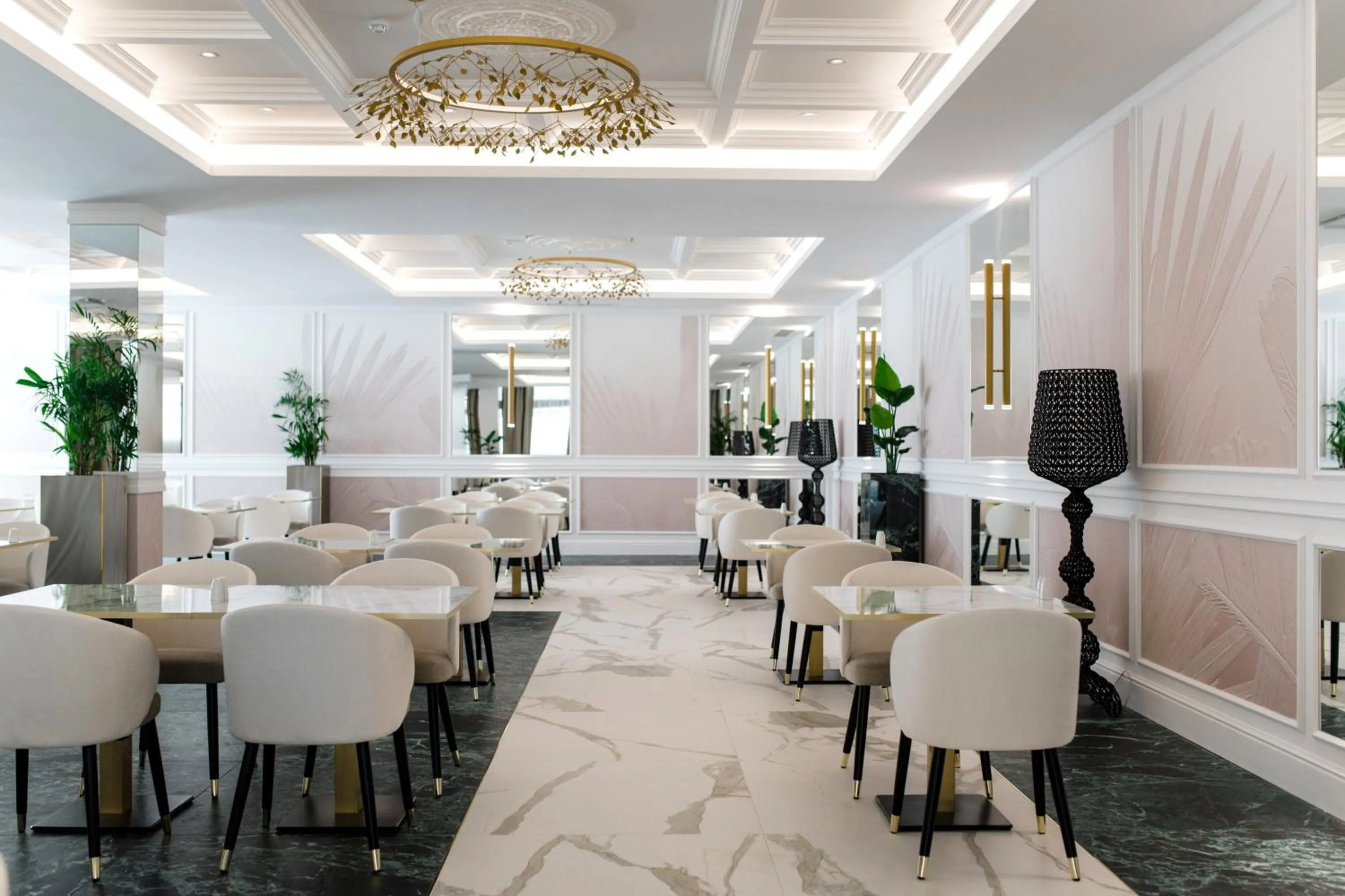 Restaurant/places to eat in Hotel Olympia Sky