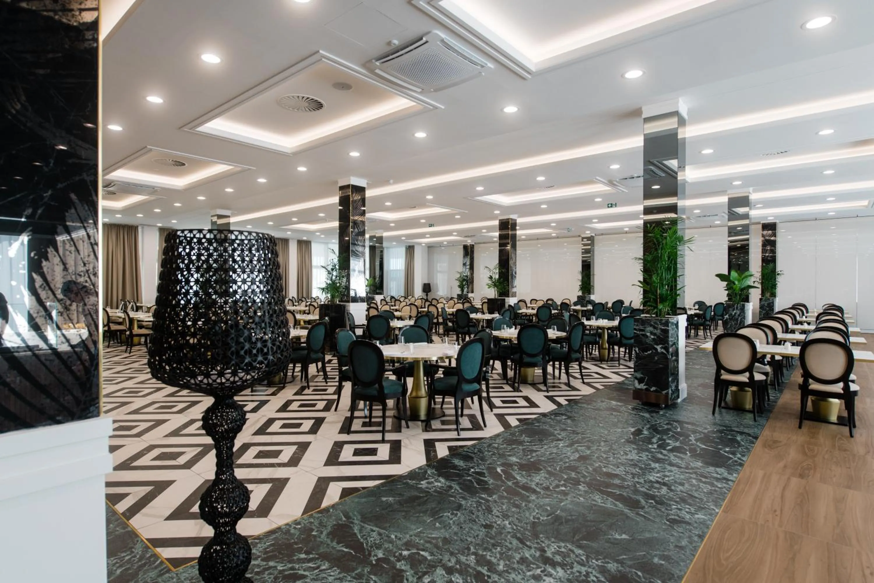 Restaurant/places to eat in Hotel Olympia Sky