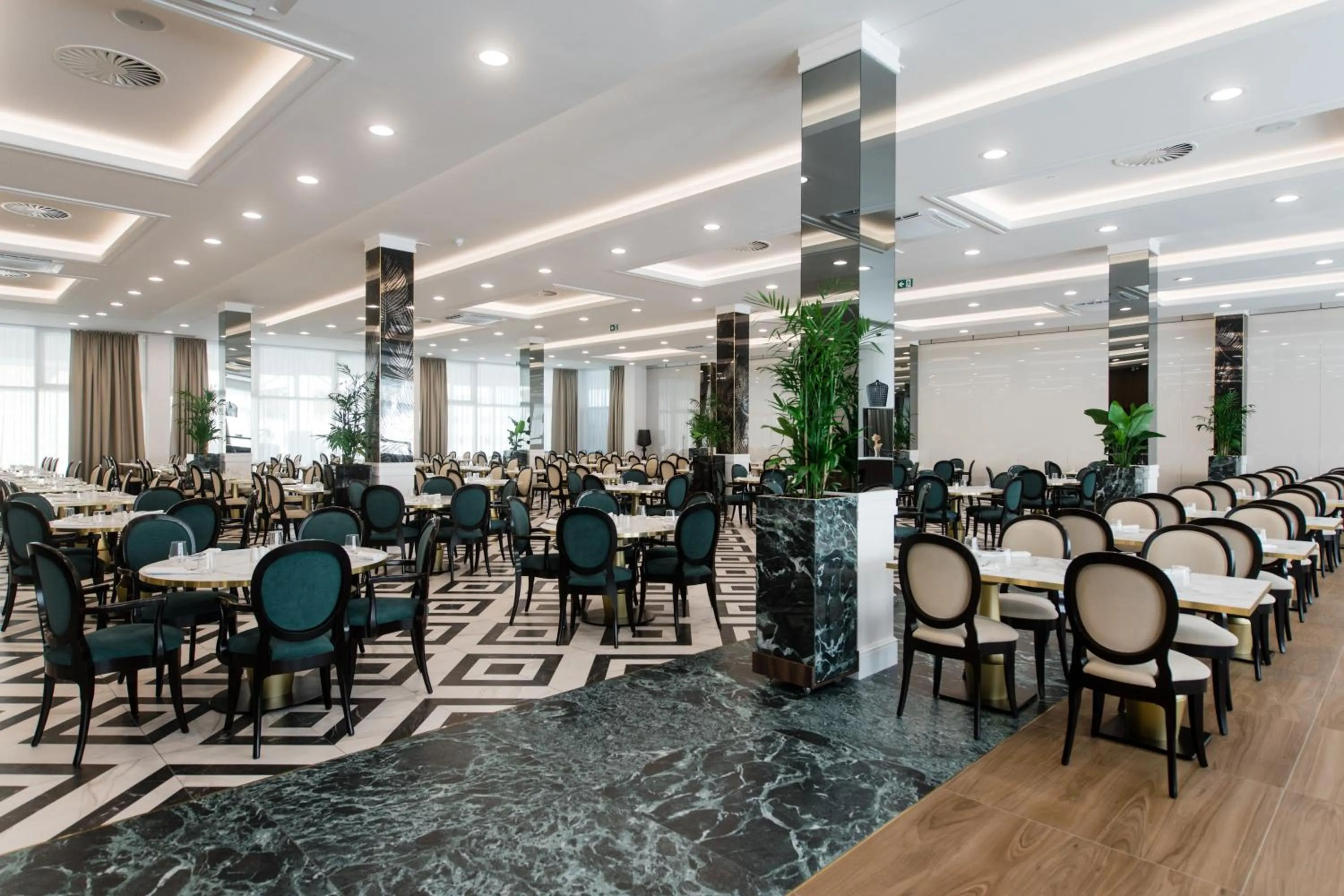 Restaurant/places to eat in Hotel Olympia Sky