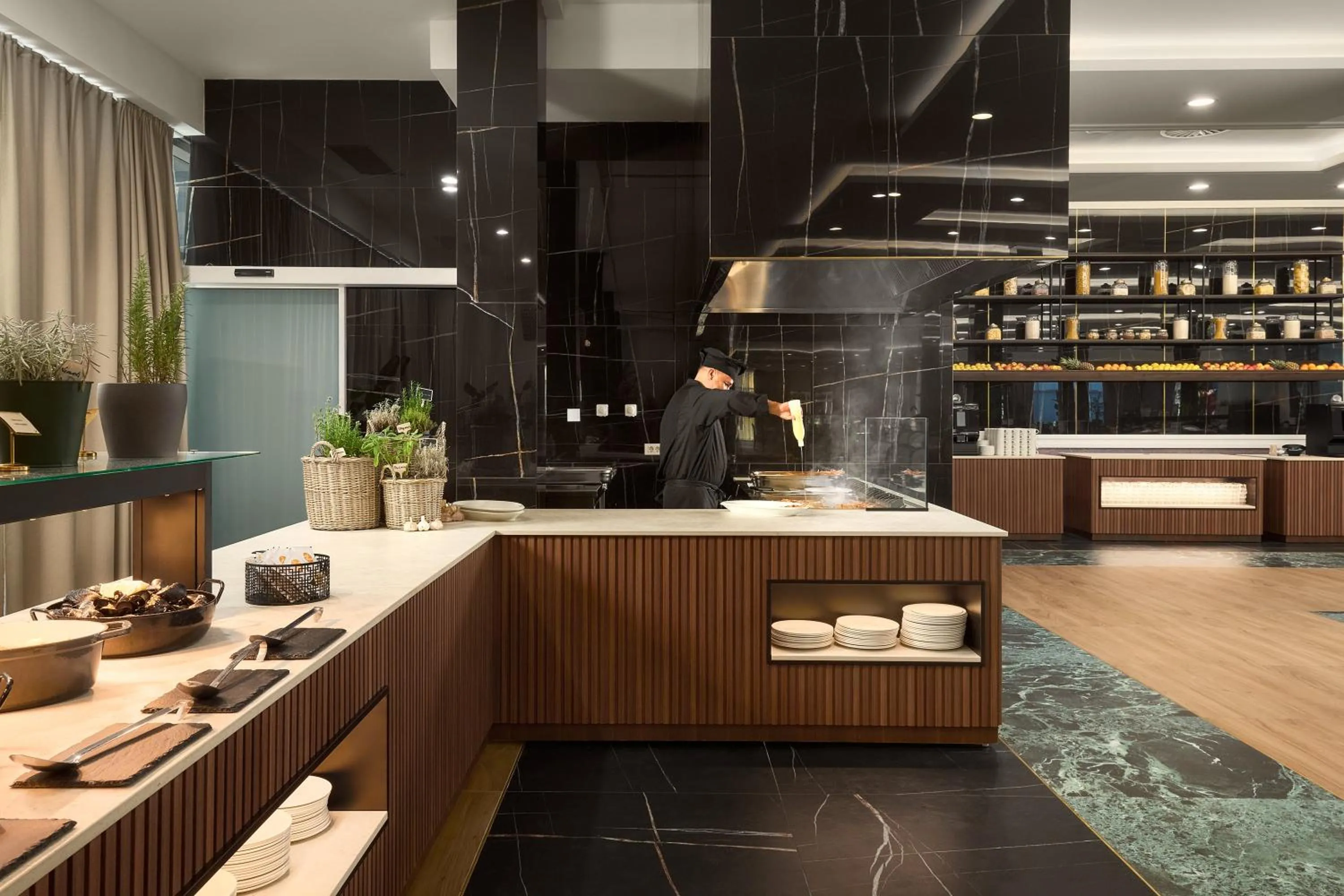 Restaurant/places to eat in Hotel Olympia Sky