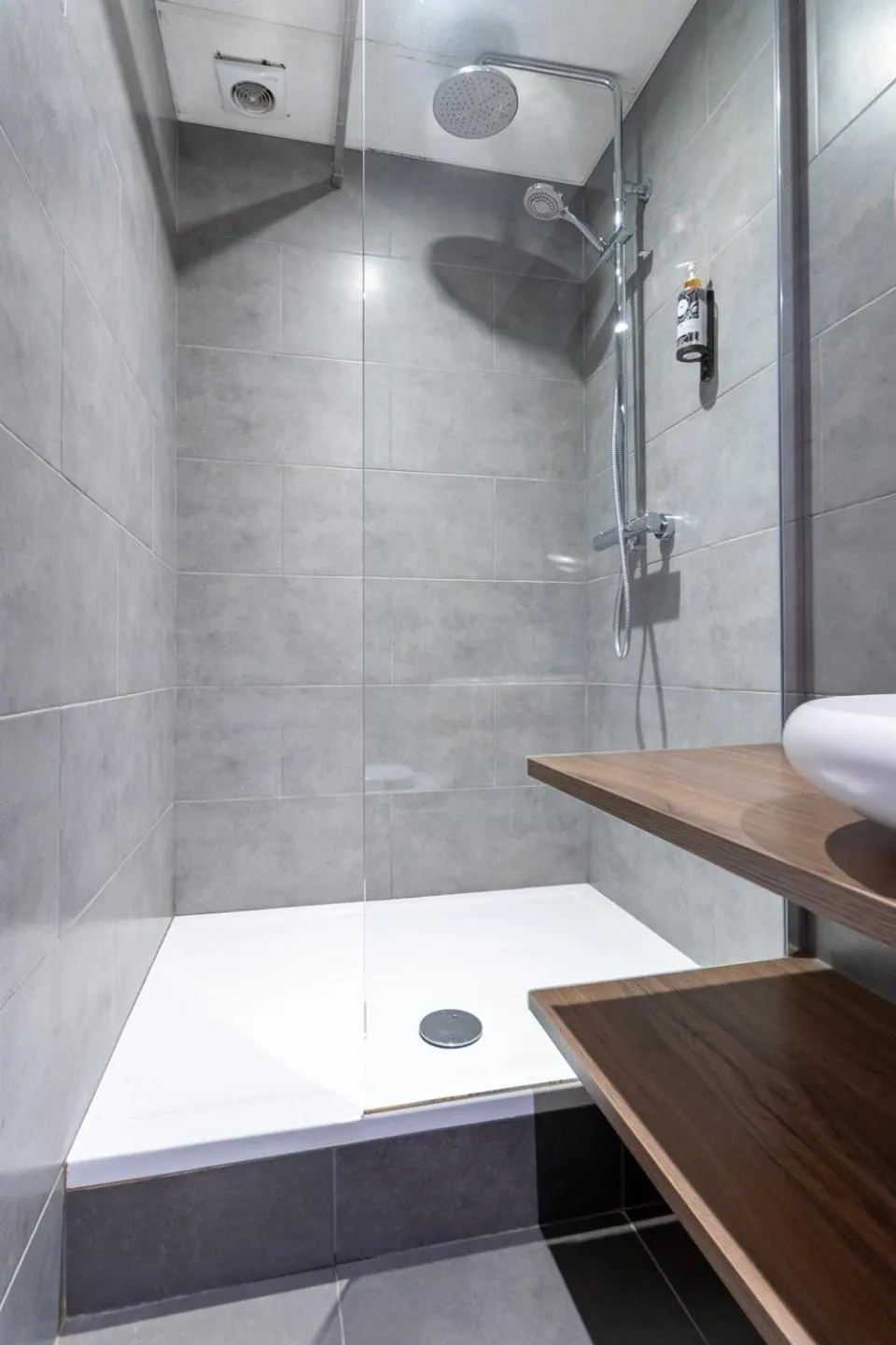 Shower in Hotel Montovani