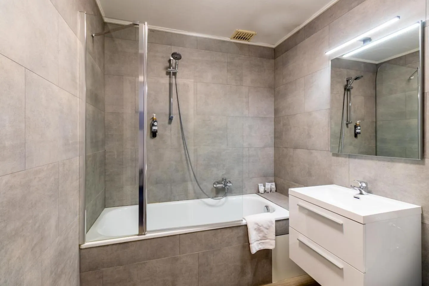 Shower in Hotel Montovani