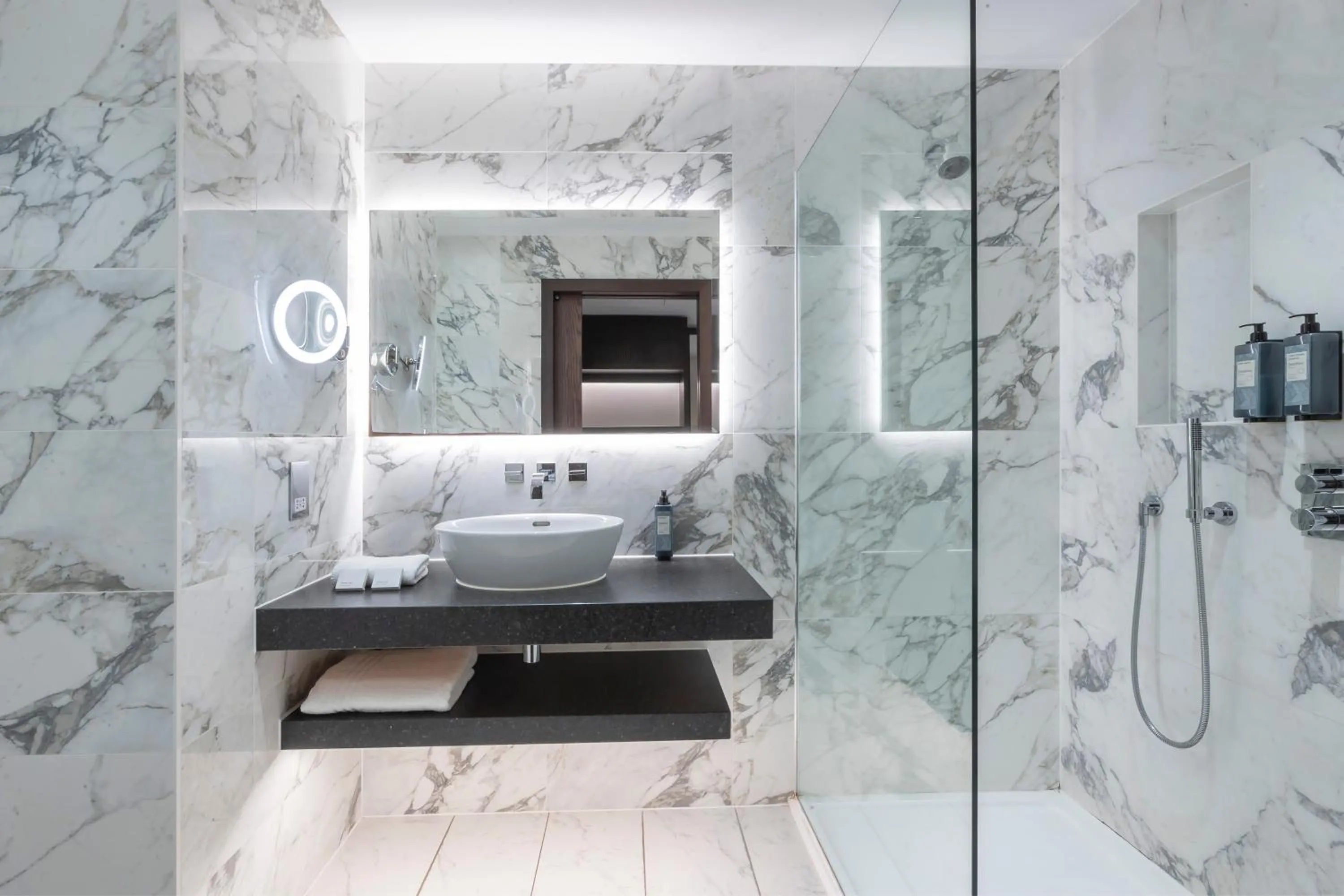 Toilet in Clayton Hotel Cambridge