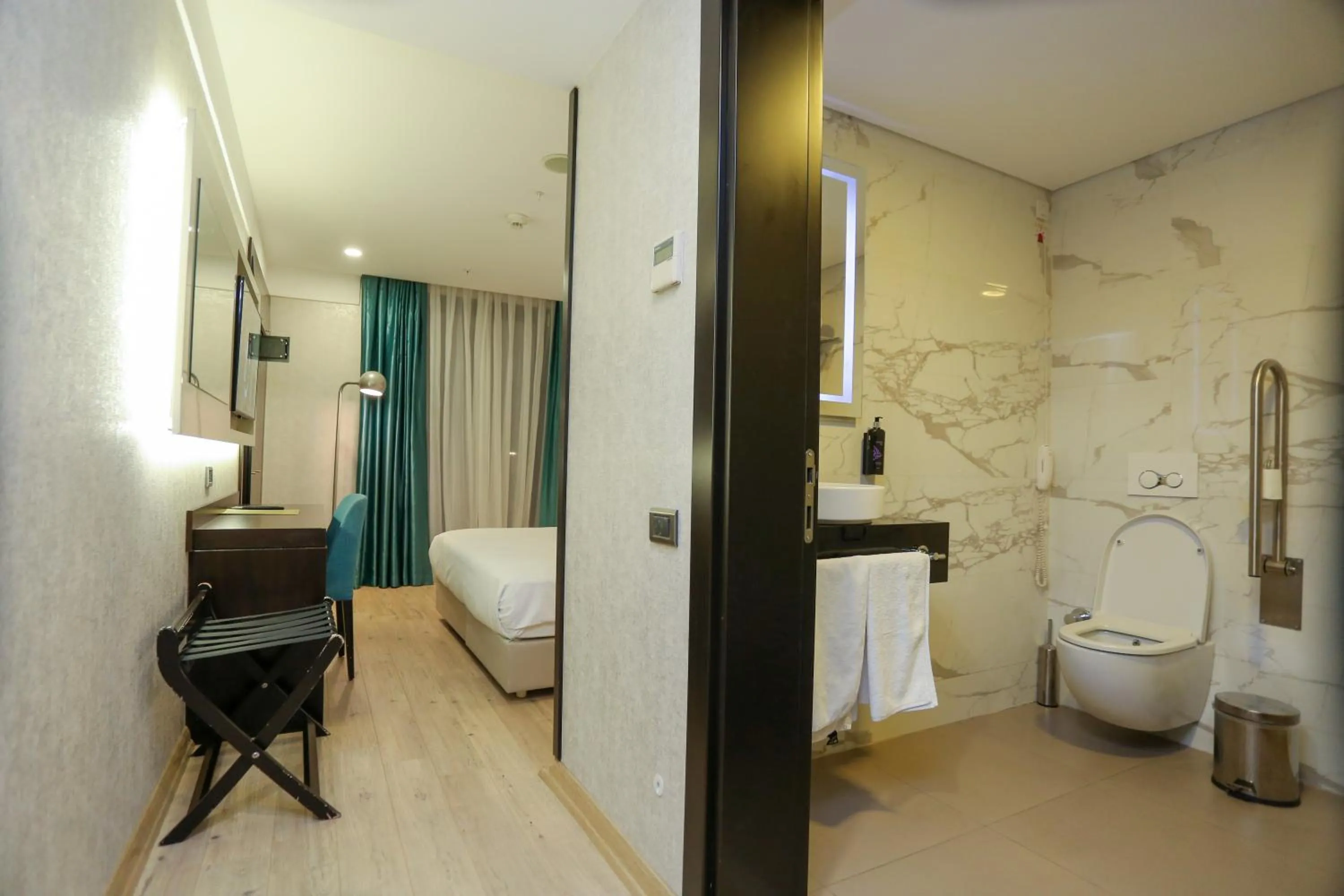 Toilet, Bed in Milord Hotel