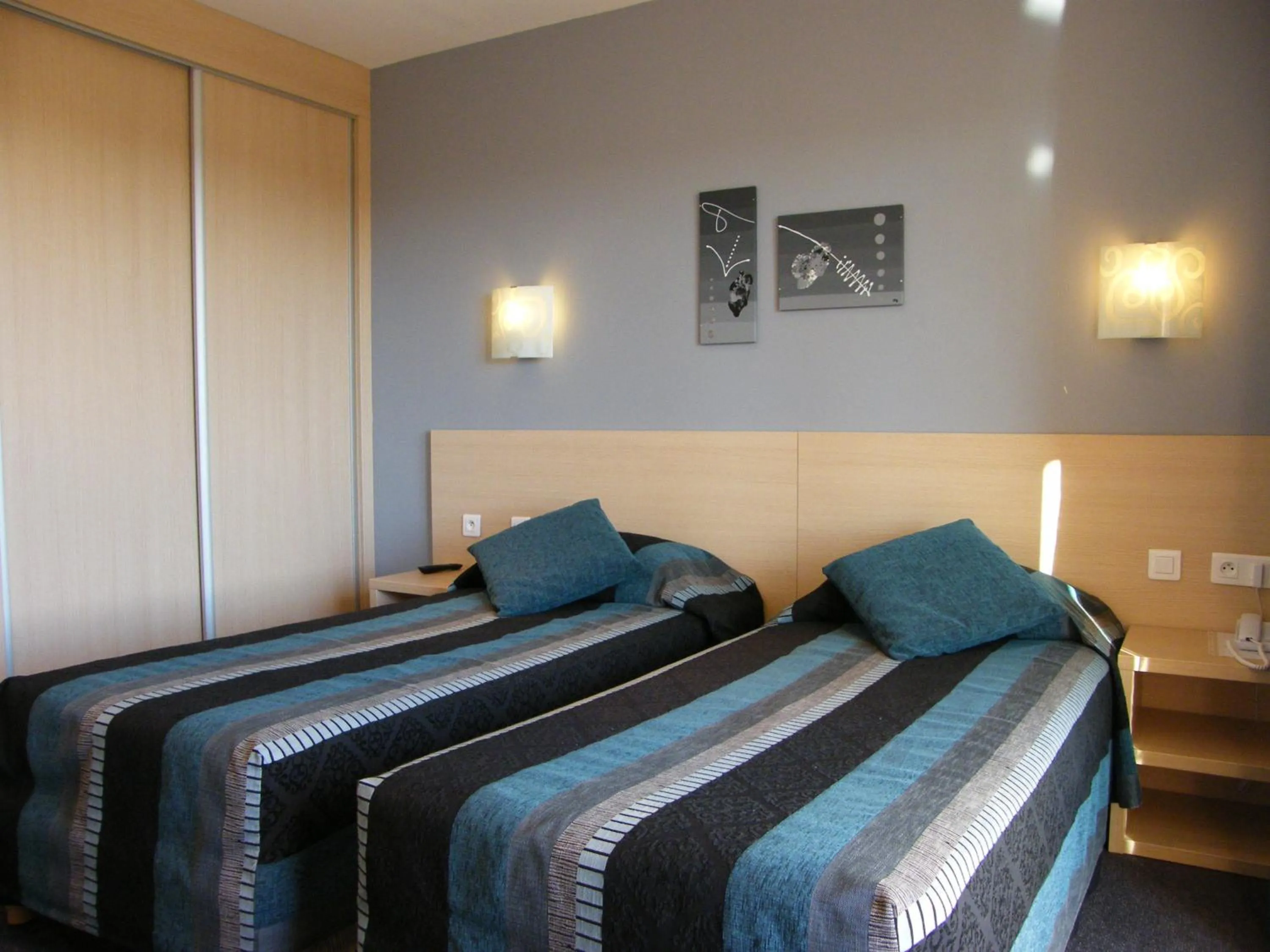 Bedroom, Bed in Hôtel Restaurant L' Empereur