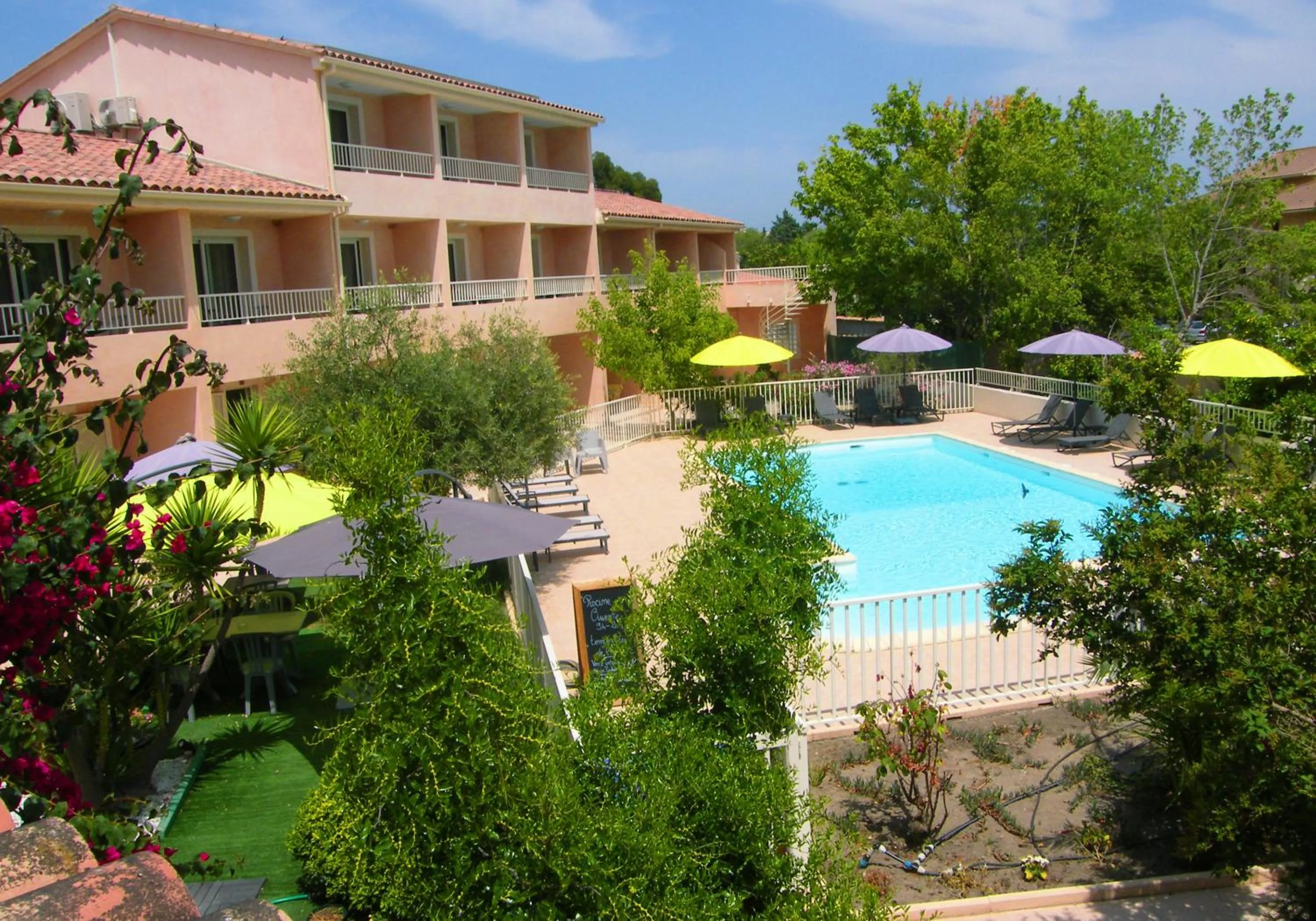 Garden in Hôtel Restaurant L' Empereur