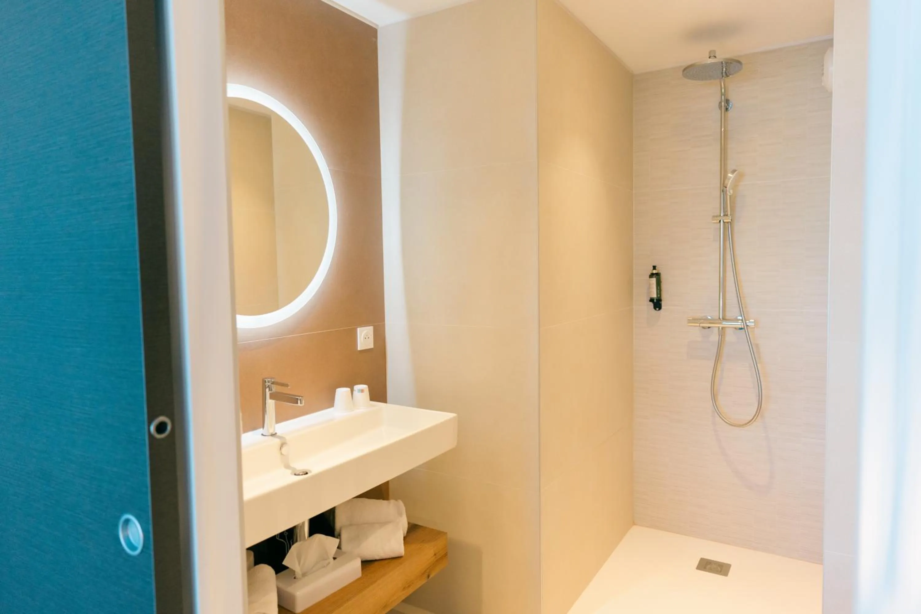 Bathroom in Hôtel Spa Restaurant La Madrague