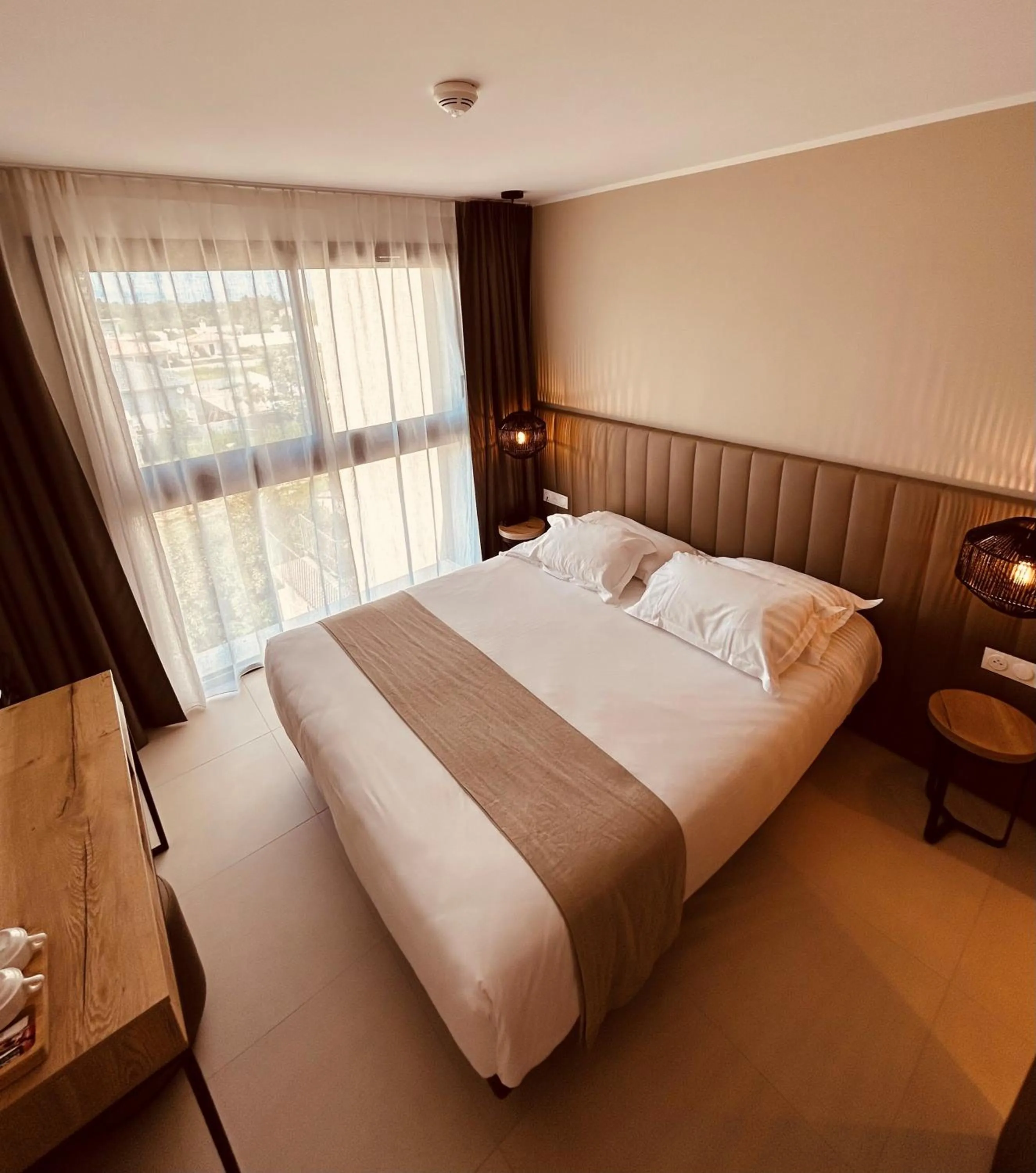 Bed in Hôtel Spa Restaurant La Madrague