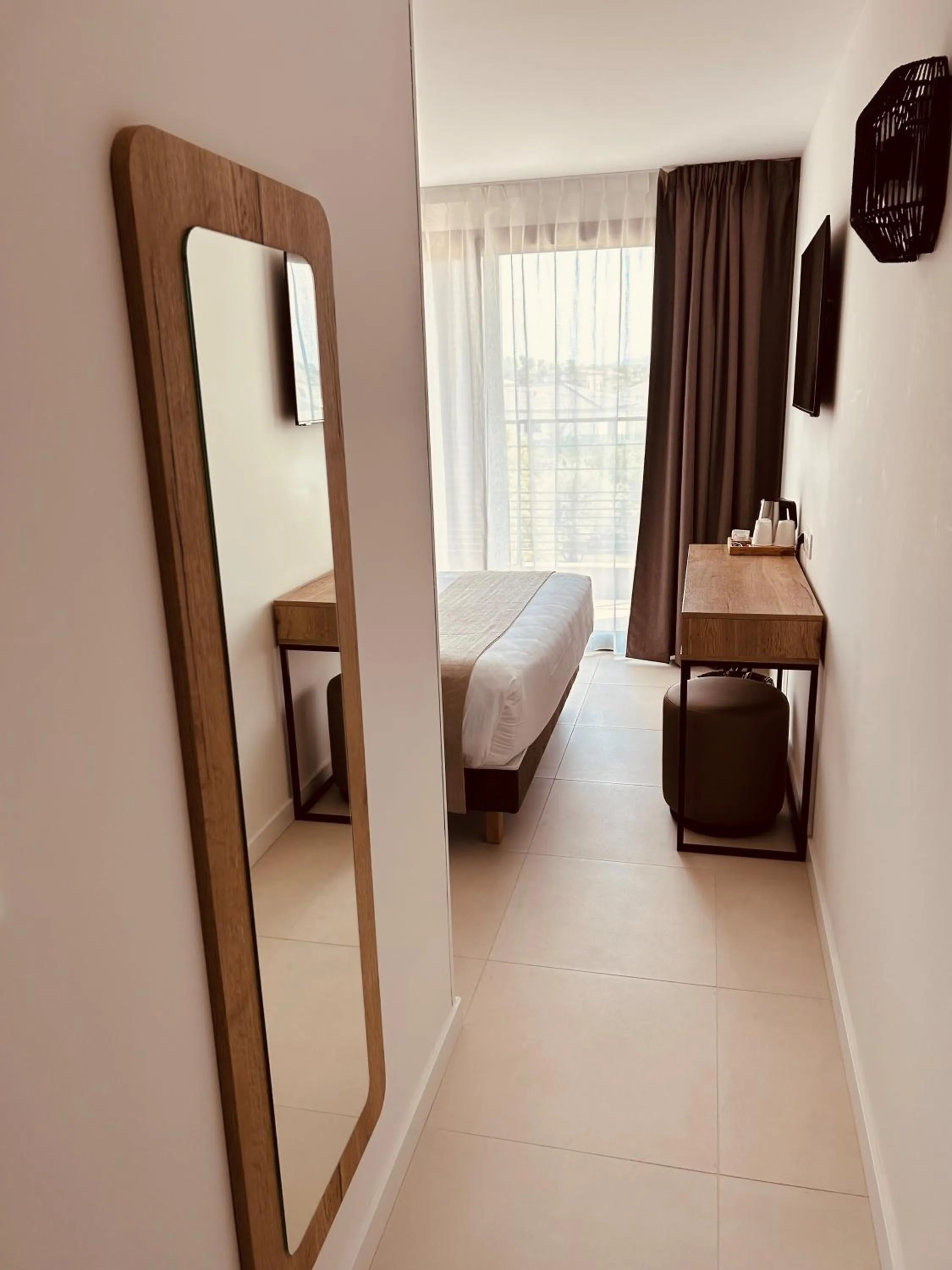 TV and multimedia, Bed in Hôtel Spa Restaurant La Madrague