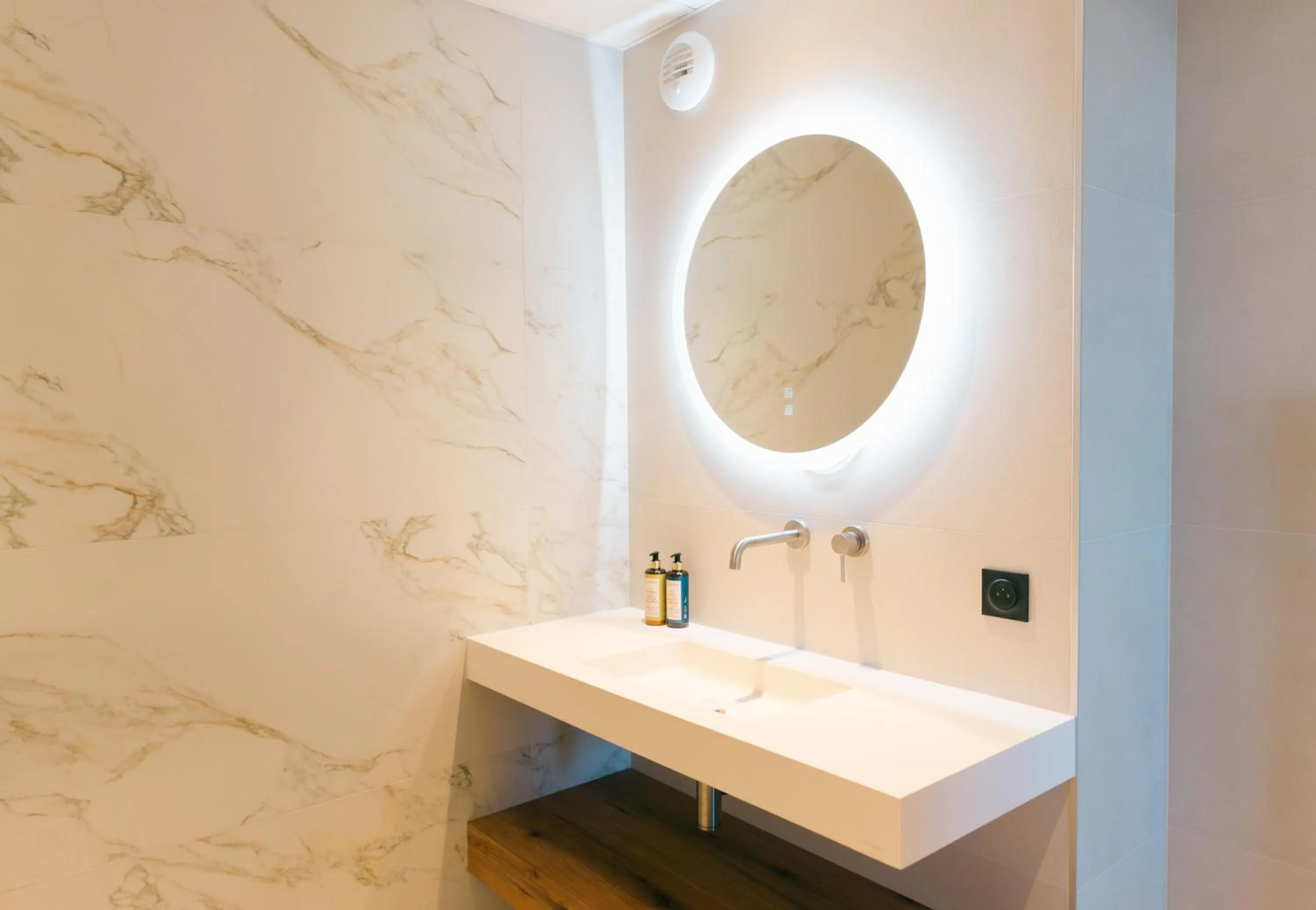 Bathroom in Hôtel Spa Restaurant La Madrague